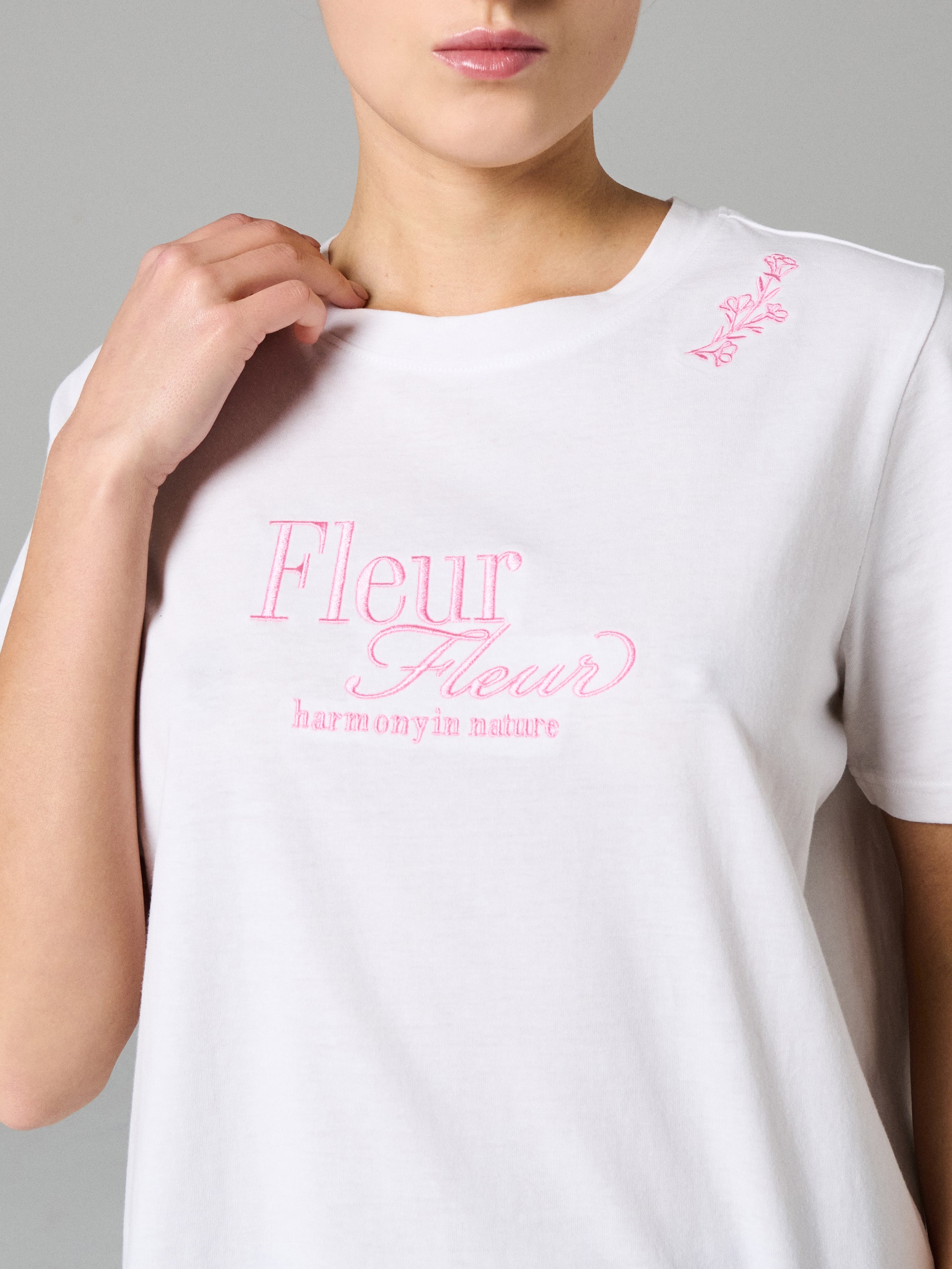 Sinsay - Bawełniana koszulka z haftowanym napisem - kremowy