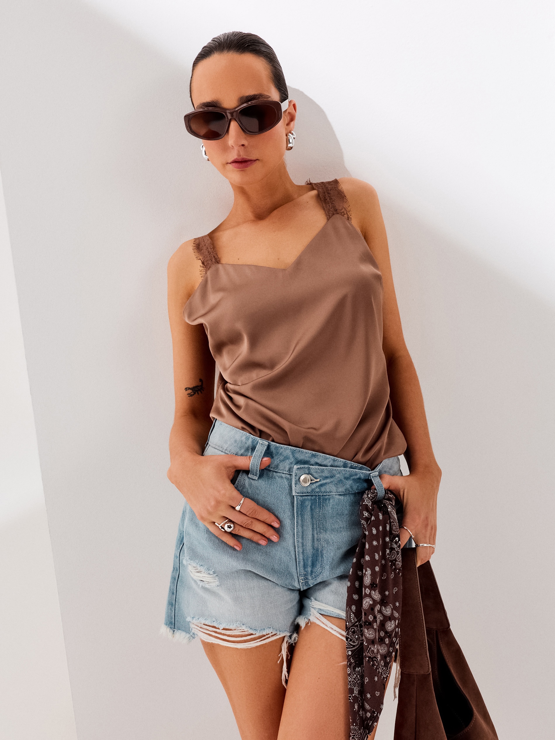 Sinsay - Szorty jeansowe z asymetryczną talią mid waist i bandaną - niebieski