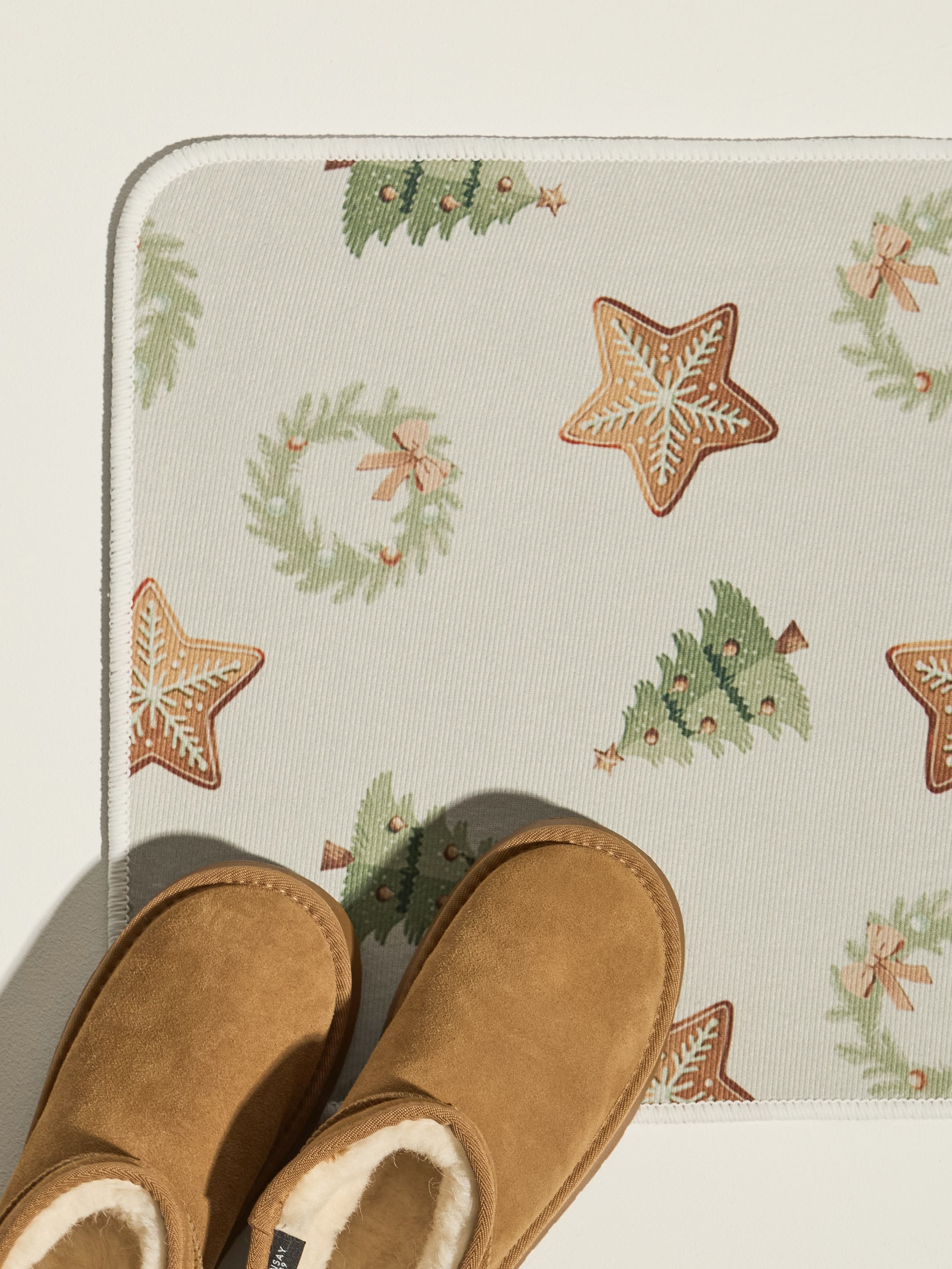 Sinsay - Χριστουγεννιάτικο χαλάκι με σχέδιο μπισκότων και χριστουγεννιάτικων δέντρων - πρασινο φωτογραφία