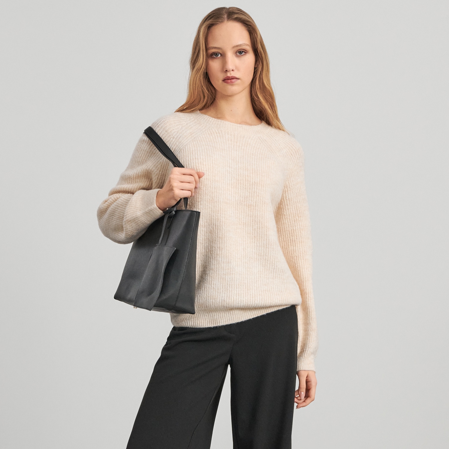 E-shop Sinsay - Mäkký úpletový sveter - Béžová