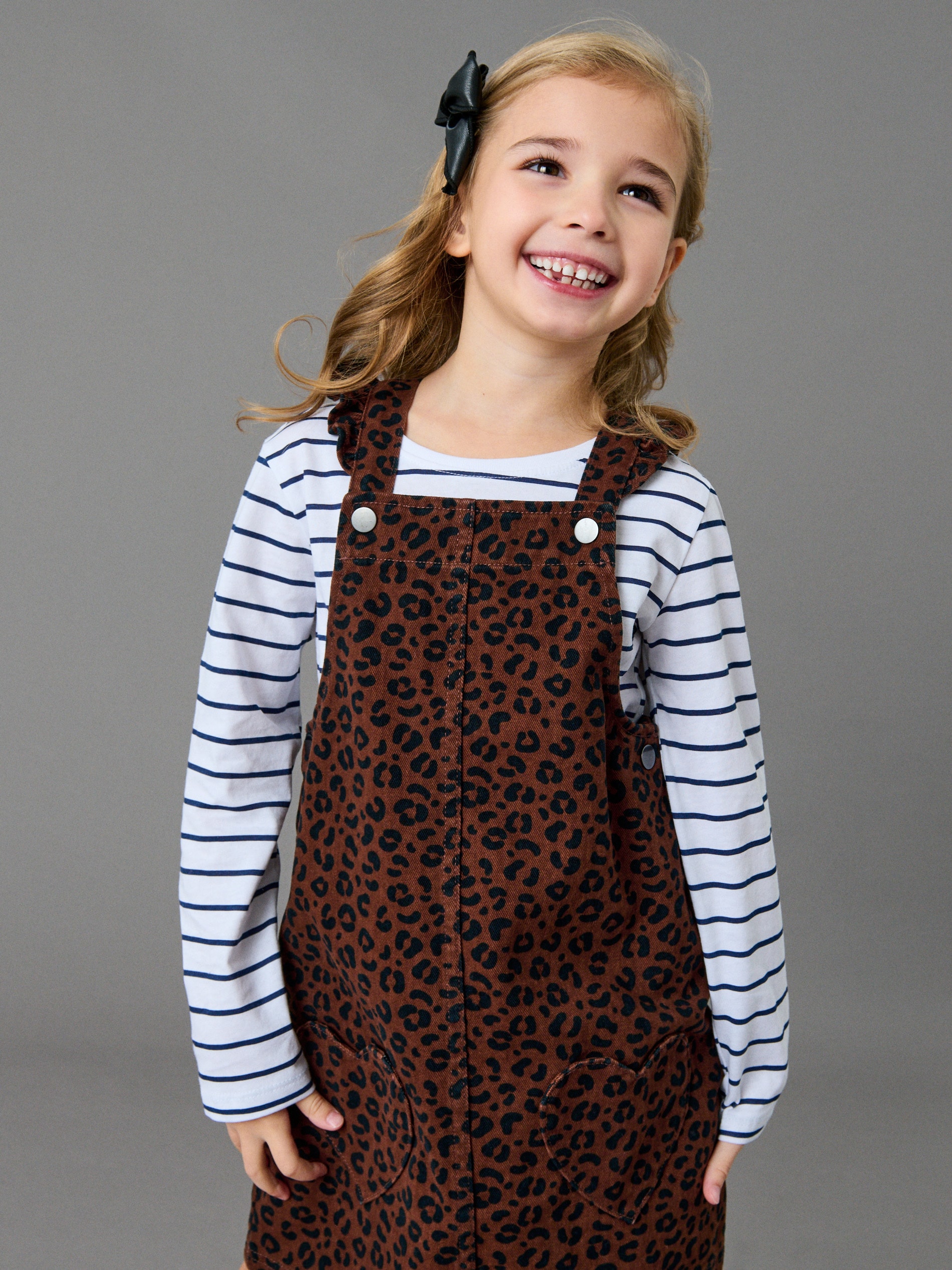 Sinsay - Jeansowa sukienka ogrodniczka w panterkę - wielobarwny