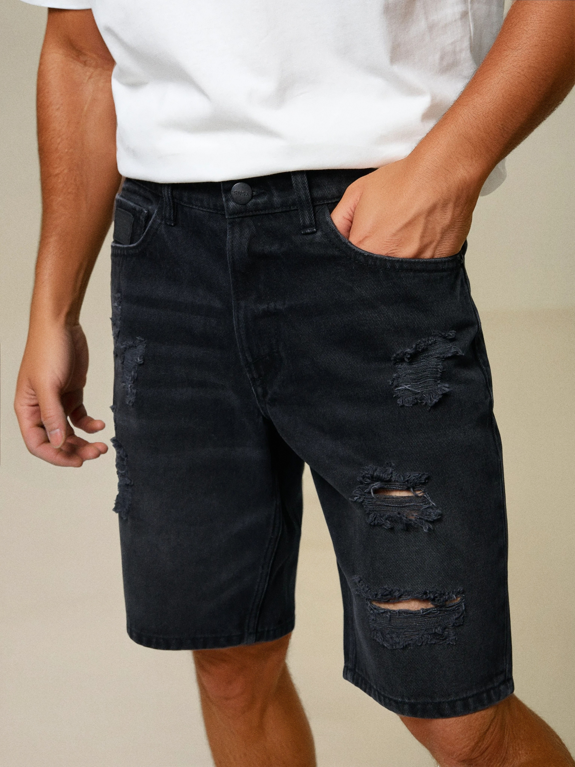 Sinsay - Szorty jeansowe z przetarciami - czarny