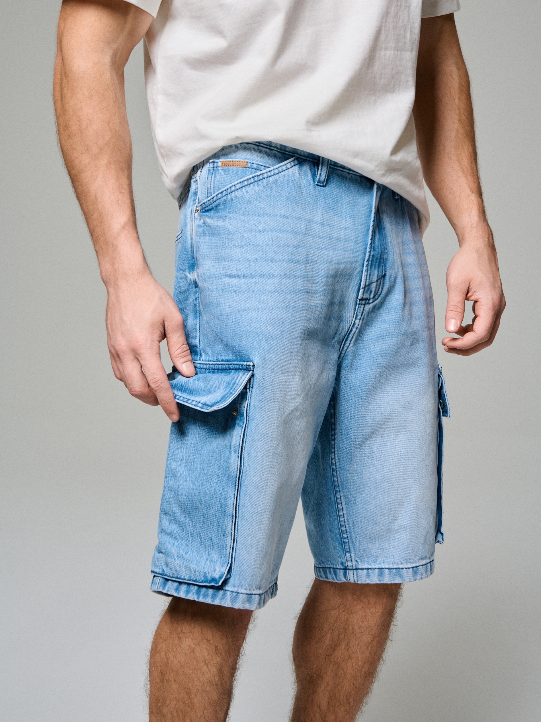 Sinsay - Luźne szorty cargo z efektem sprania - niebieski