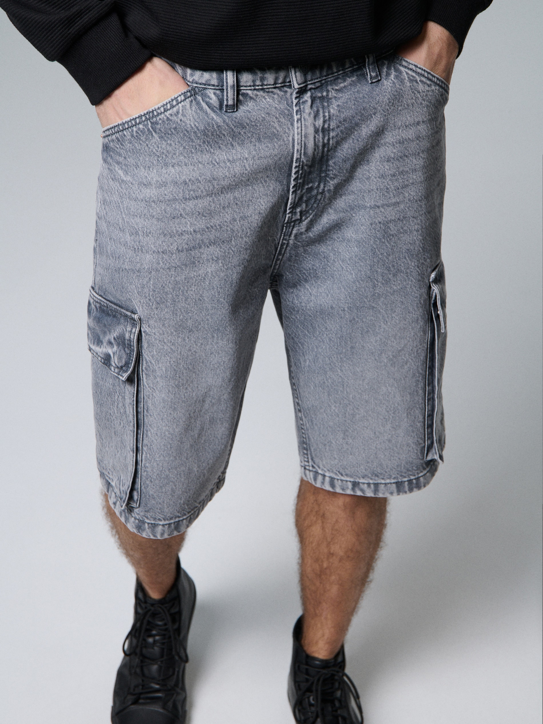 Sinsay - Luźne szorty cargo z efektem sprania - szary