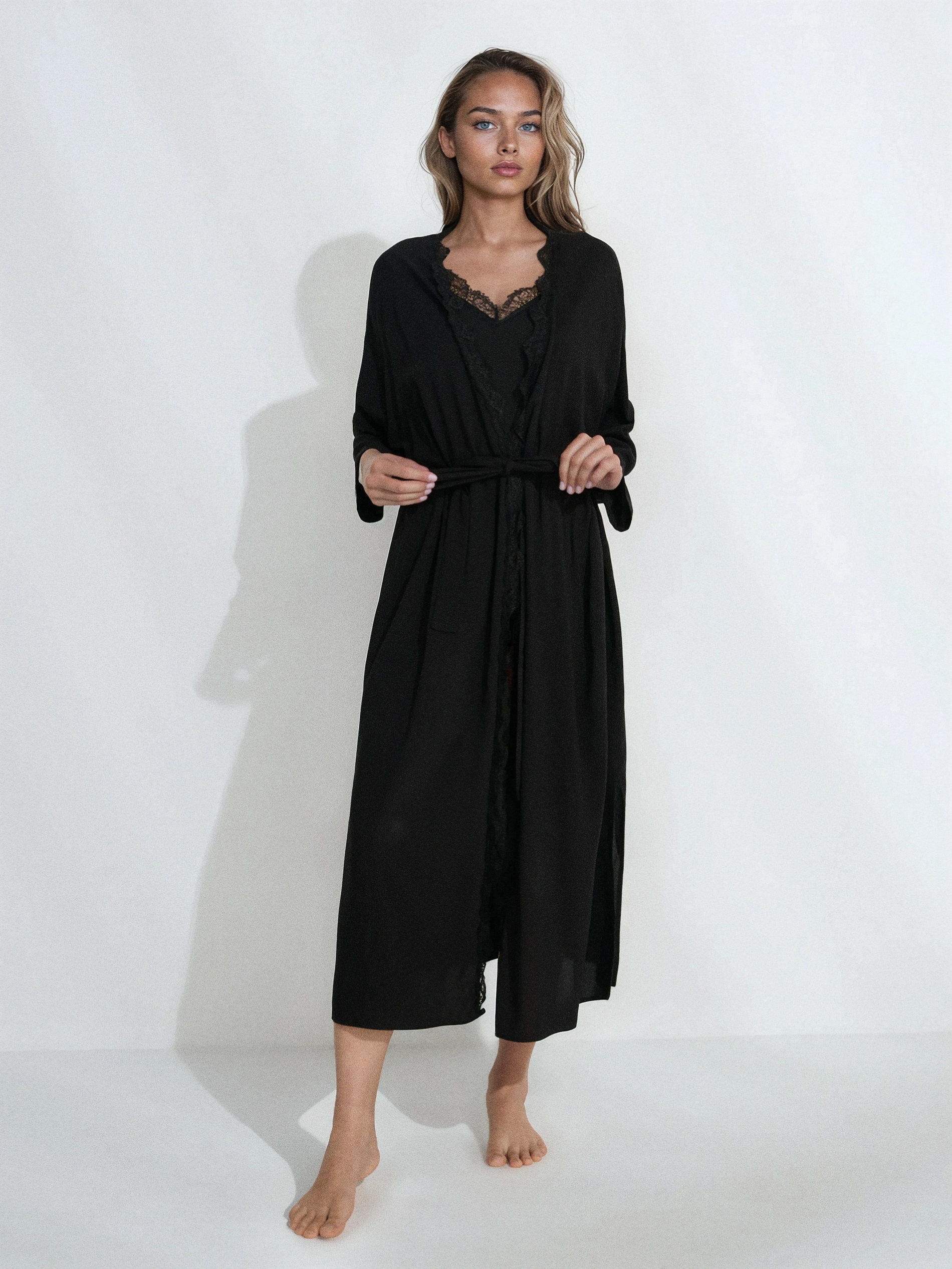 Sinsay - Wiskozowy szlafrok z koronkowym wykończeniem - czarny