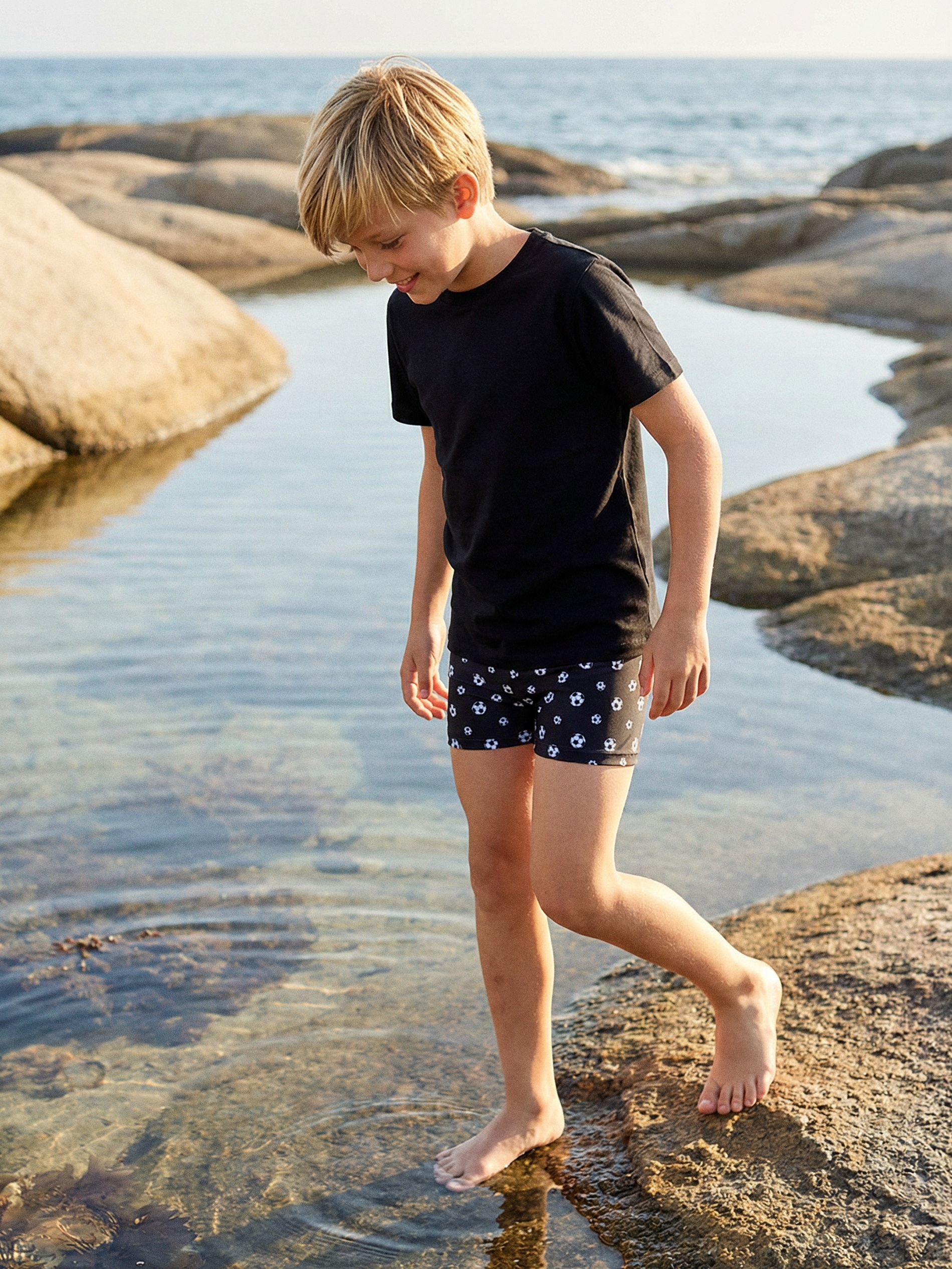 Sinsay - Szorty kąpielowe z nadrukiem piłek nożnych - czarny