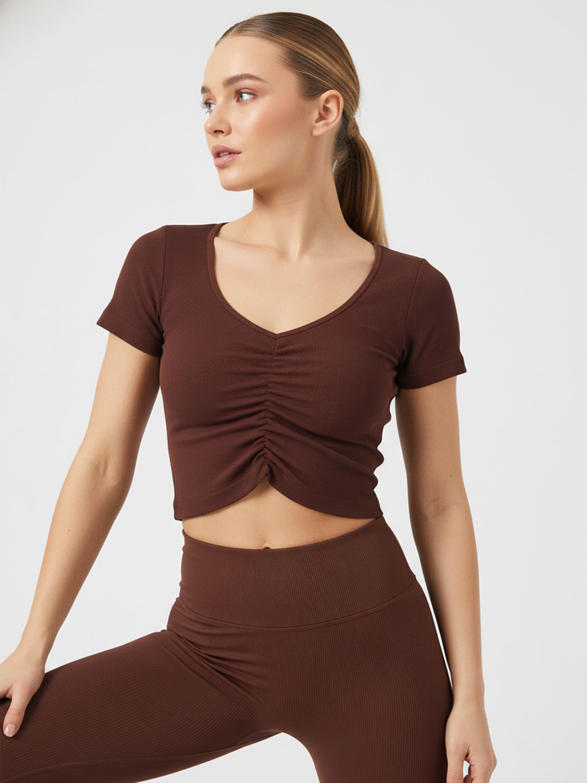 Sinsay - Krótka bluzka z marszczeniem na środku - brązowy