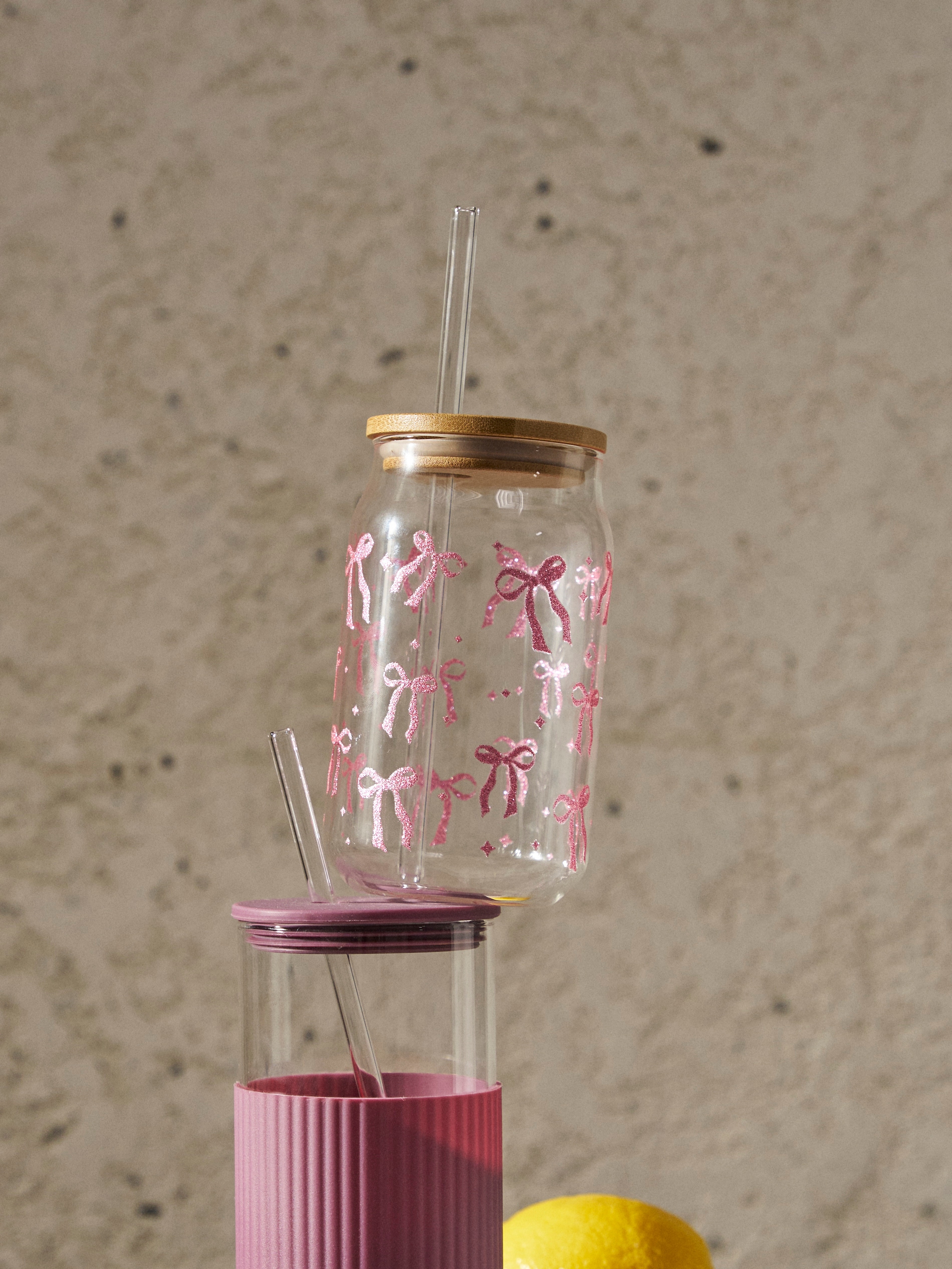 Sinsay - Γυάλινη κούπα με καλαμάκι και καπάκι από μπαμπού με φιογκάκια - ροζ φωτογραφία