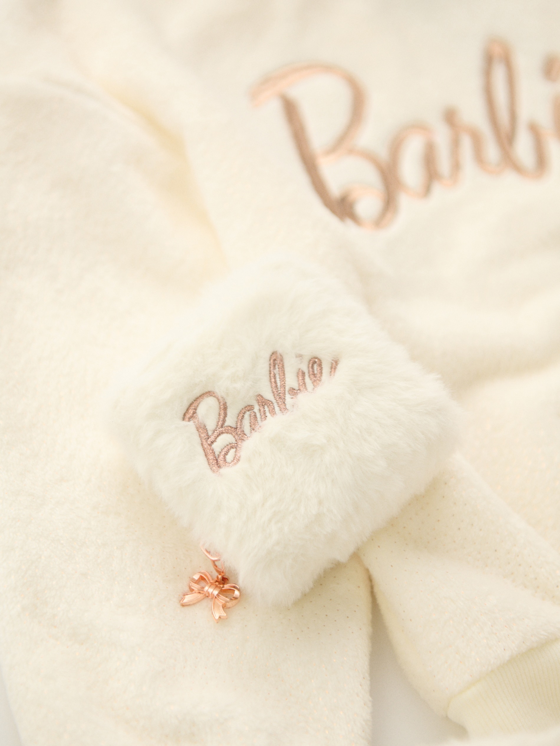 Sinsay - Μπλούζα με λαιμόκοψη crewneck Barbie - κρεμ φωτογραφία