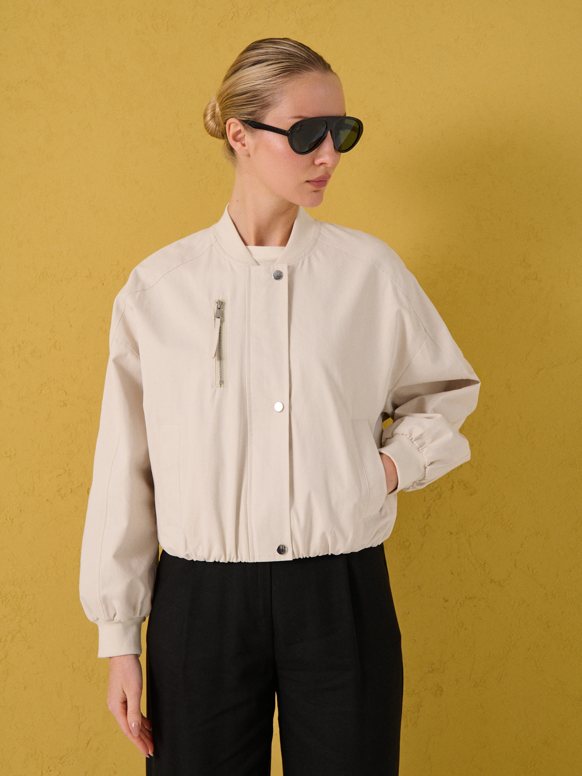 Sinsay - Kurtka bomber z kieszenią piersiową - kremowy