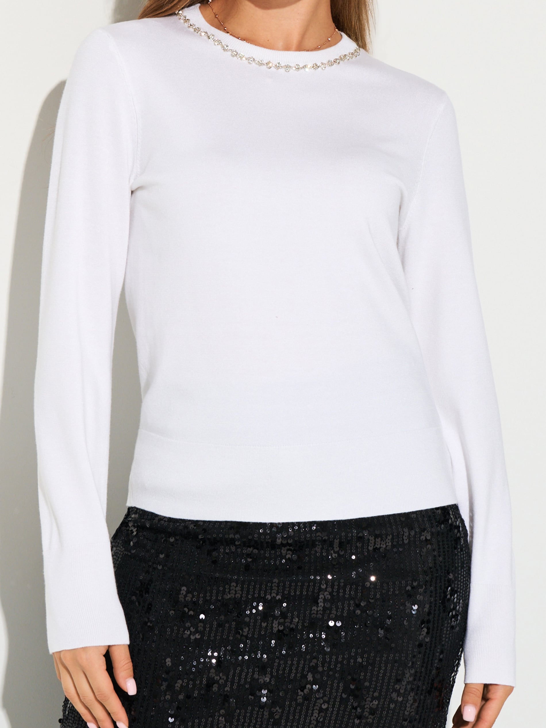 Sinsay - Prążkowany sweter z ozdobnymi cyrkoniami - kremowy