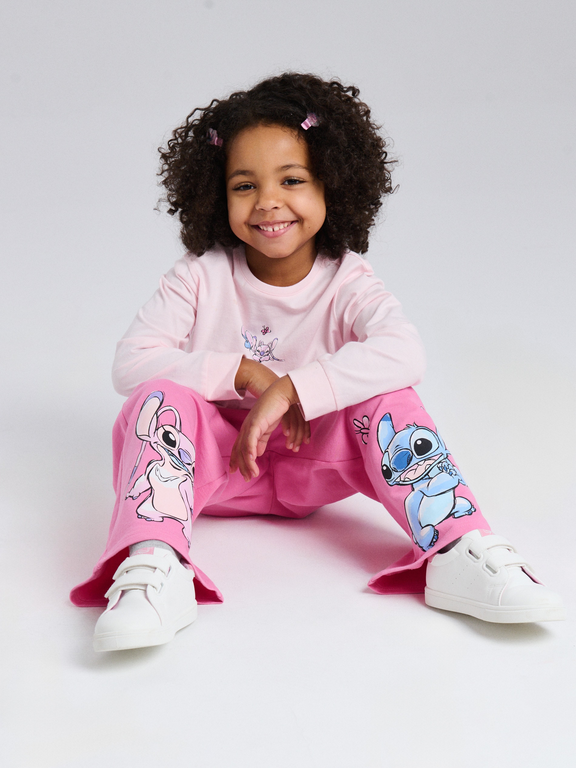 Sinsay - Spodnie dresowe wide leg z nadrukiem Stitch - różowy