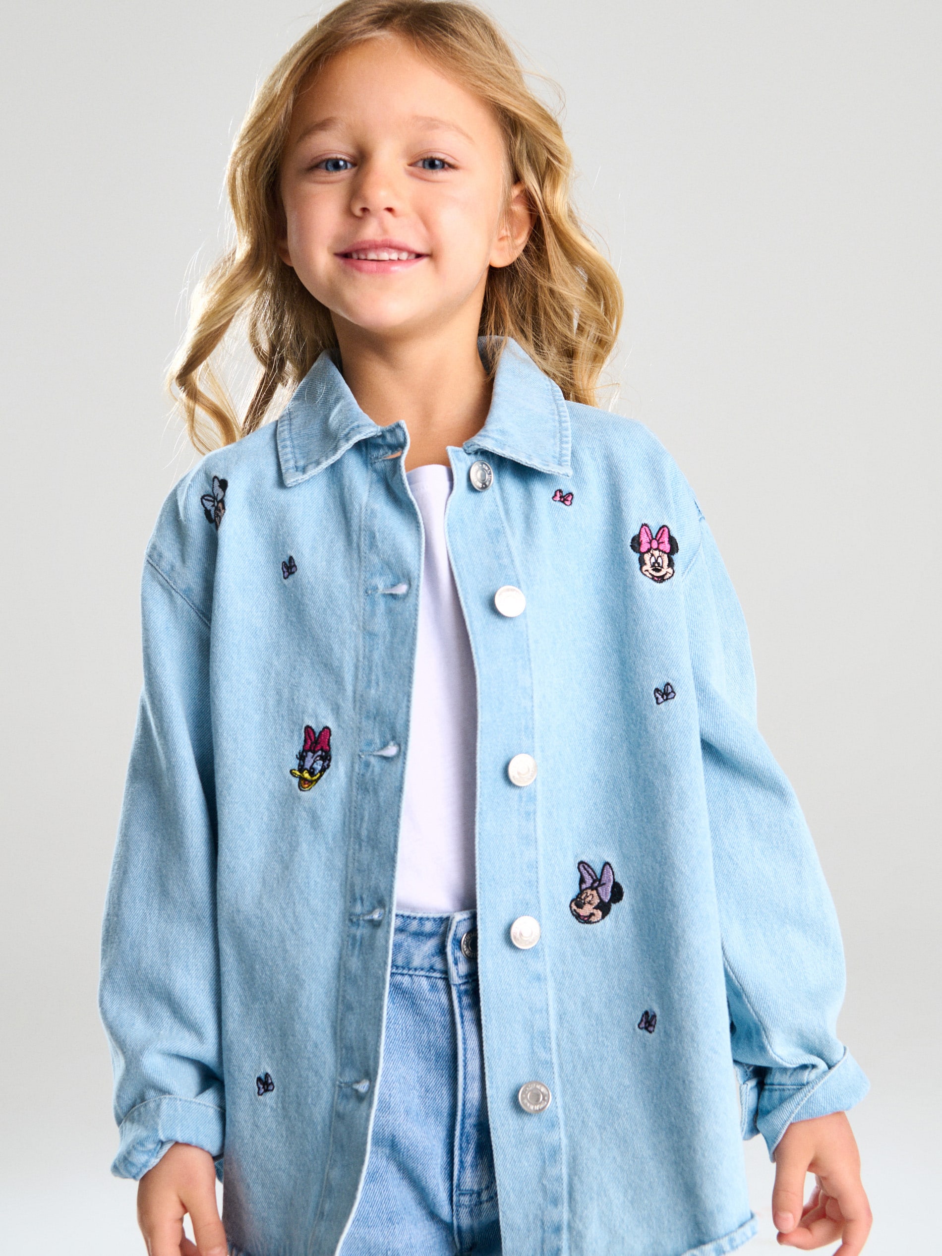 Sinsay - Jeansowa kurtka katana z haftem Minnie and Daisy - niebieski