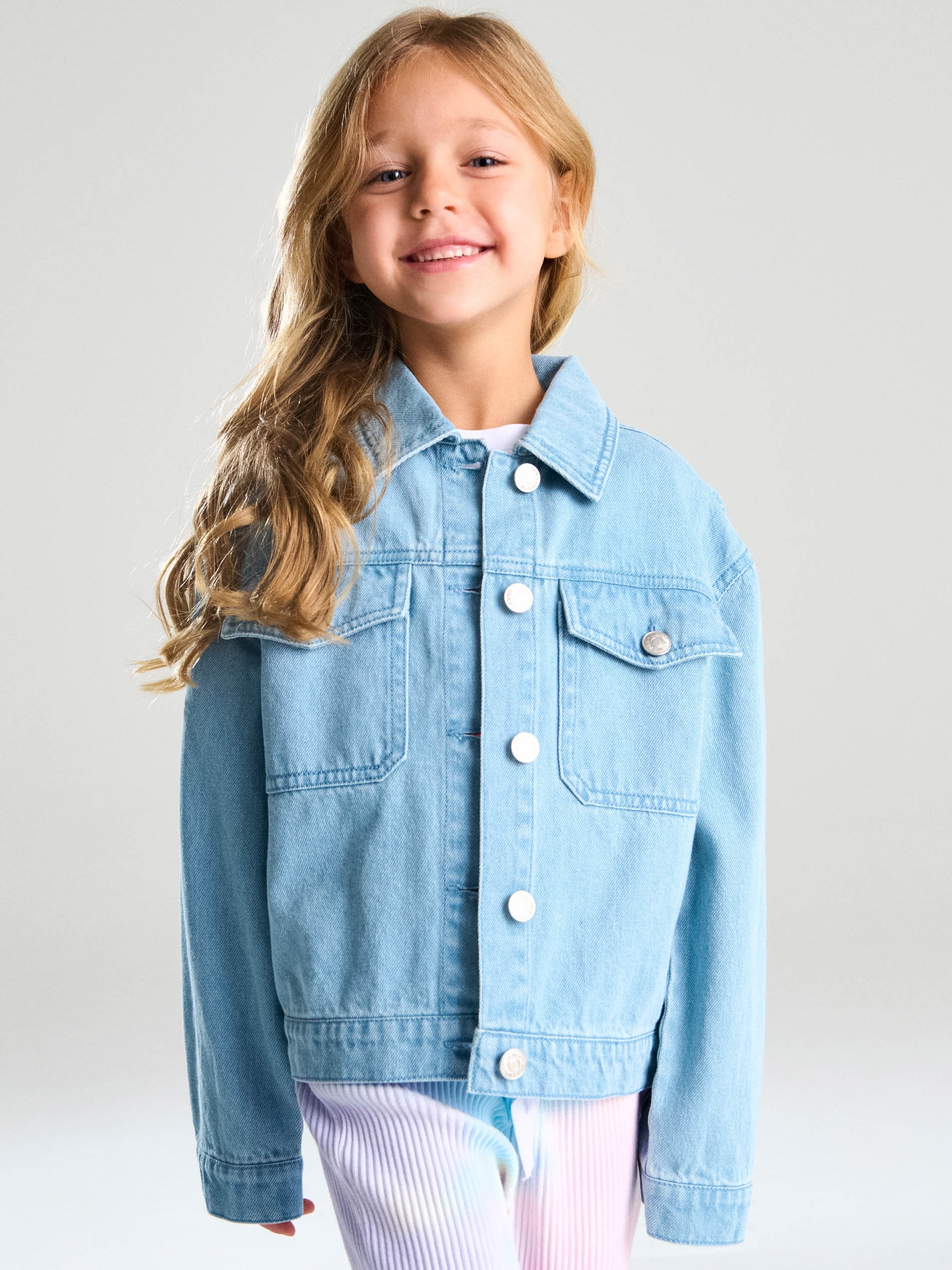 Sinsay - Jeansowa kurtka katana z nadrukiem na plecach Minnie Mouse - niebieski