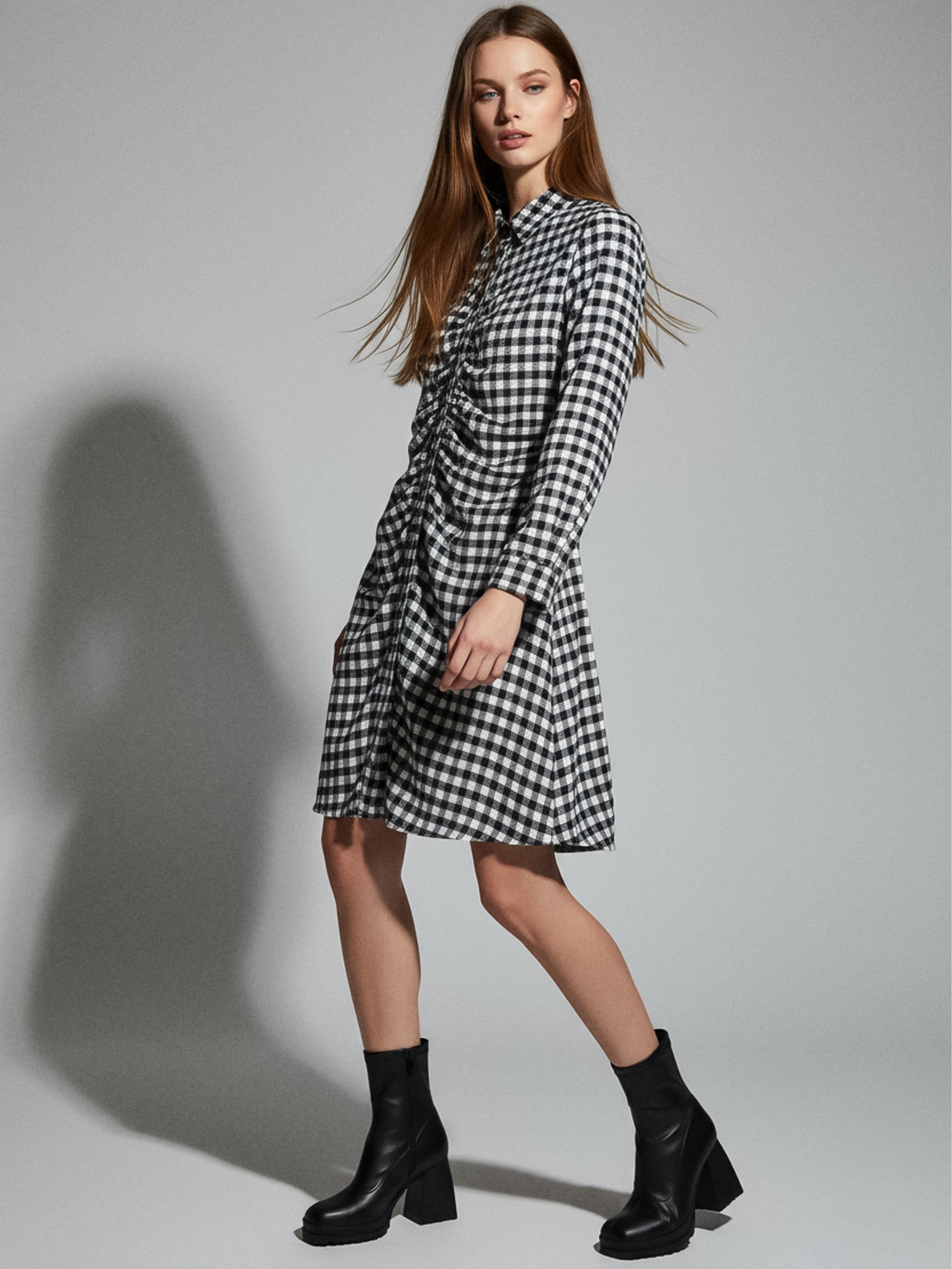 Sinsay - Μίνι πουκαμισοφόρεμα με σούρες μπροστά και μακριά μανίκια - πολυχρωμο φωτογραφία