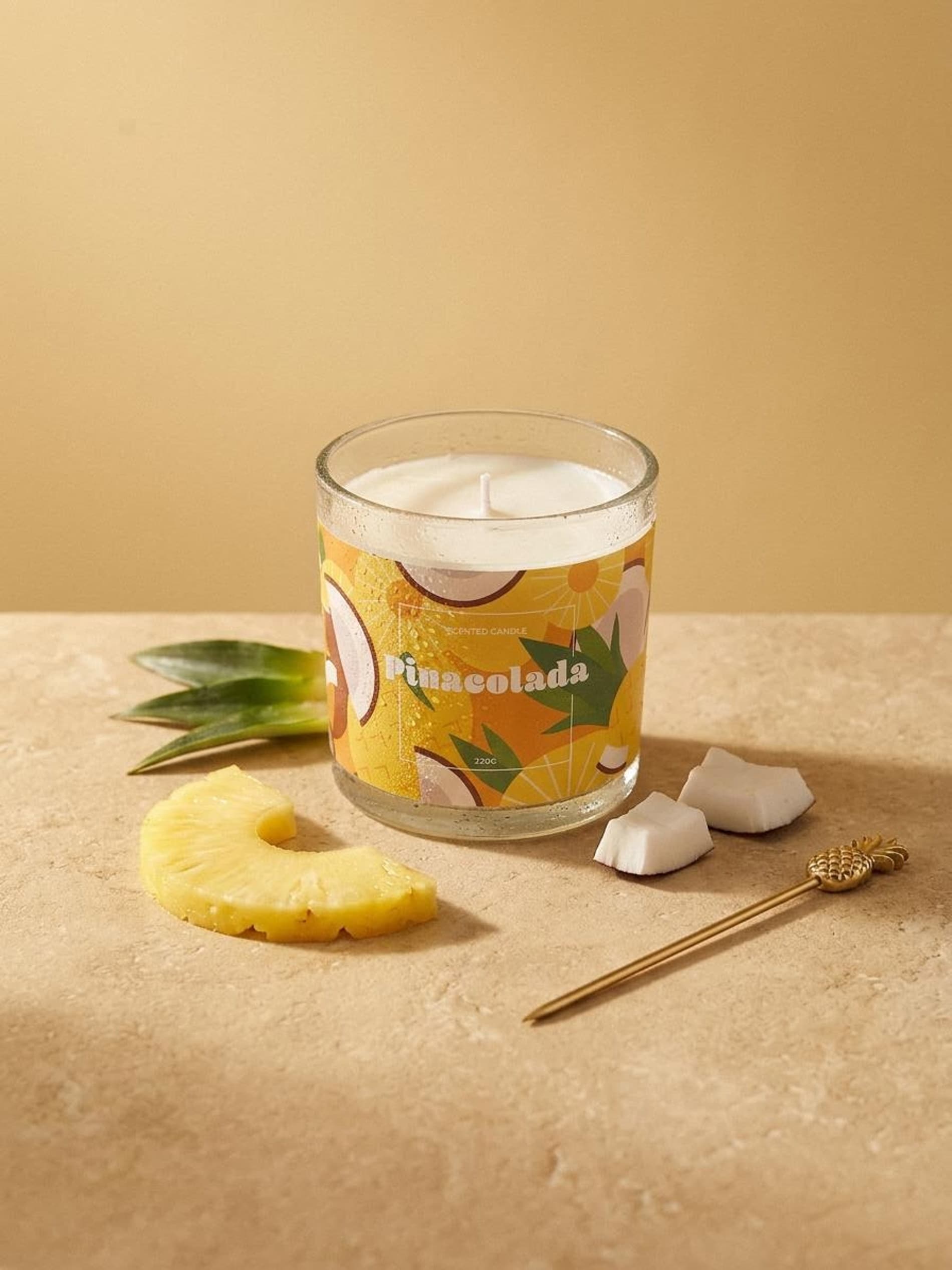 Świeca zapachowa Pinacolada do tropikalnej atmosfery w domu