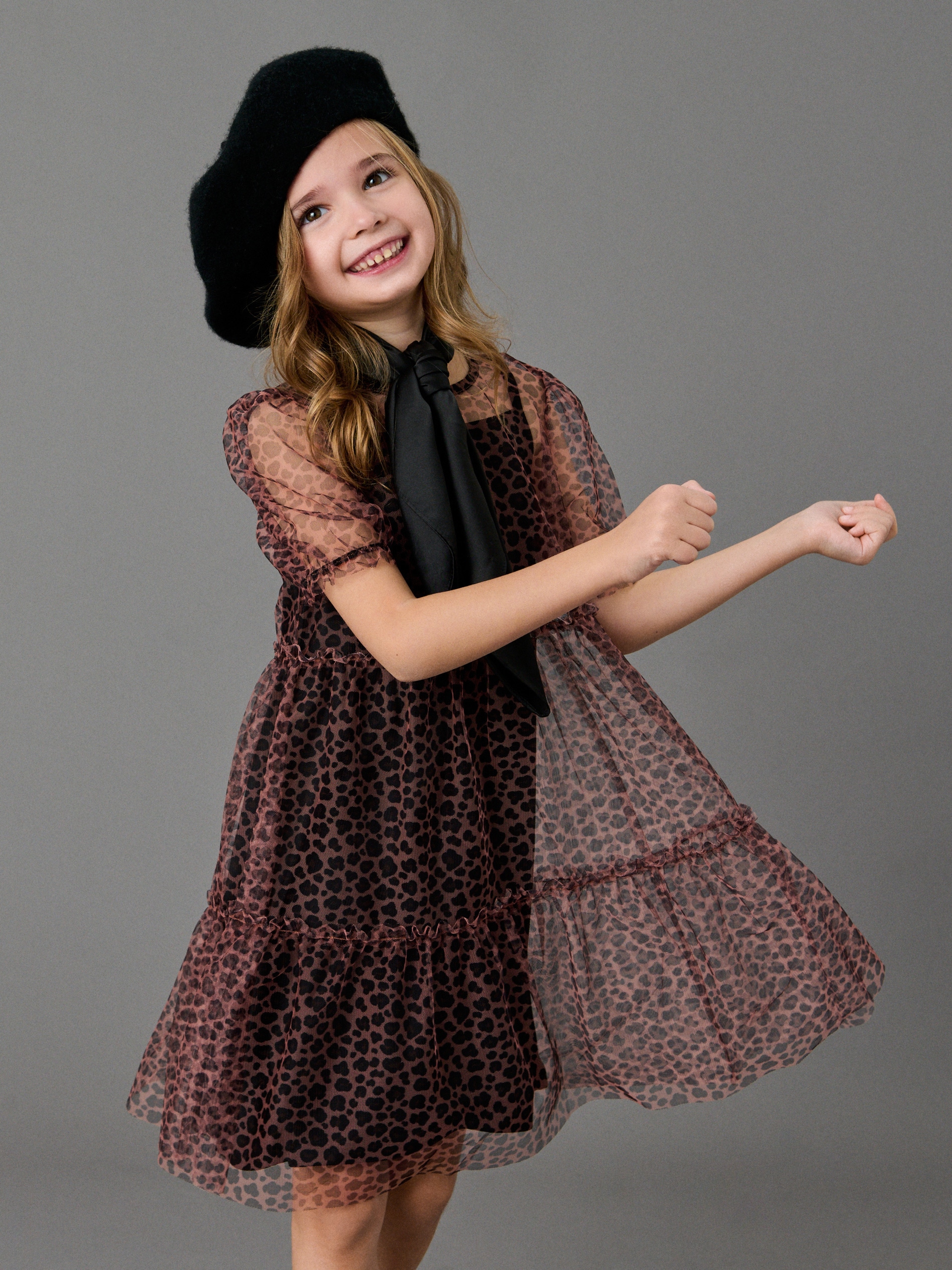 Sinsay - Tiulowa sukienka z motywem panterki - beżowy