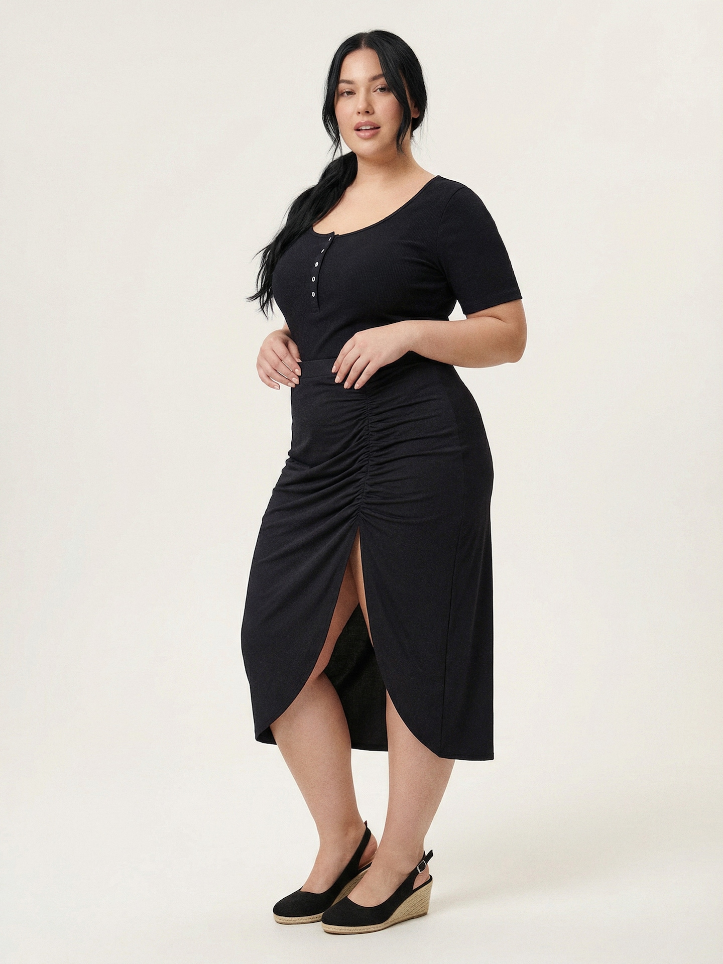 Sinsay - Spódnica midi z marszczeniem i rozcięciem Plus Size - czarny