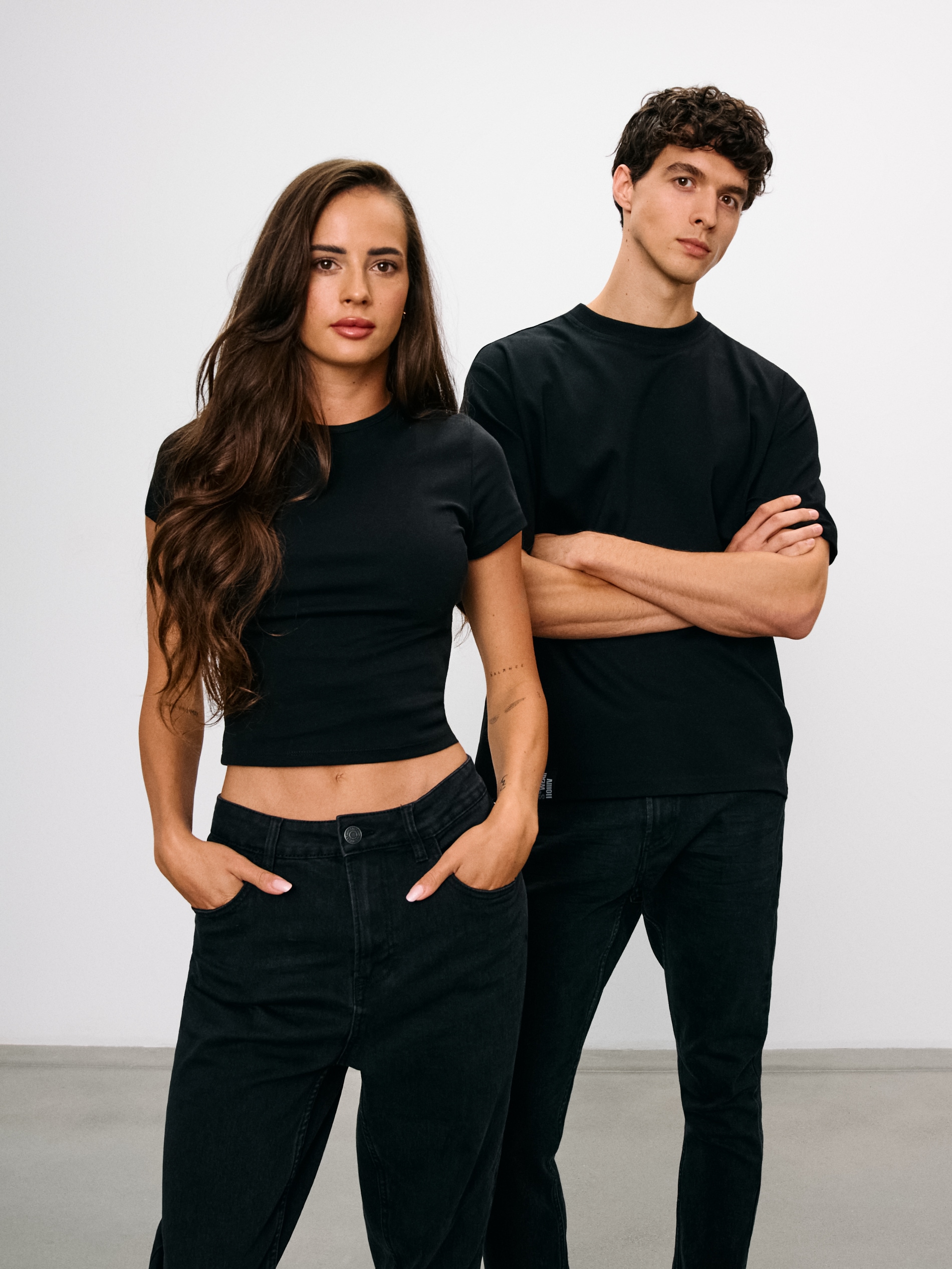 Sinsay - Jeansy cropped carrot fit - czarny