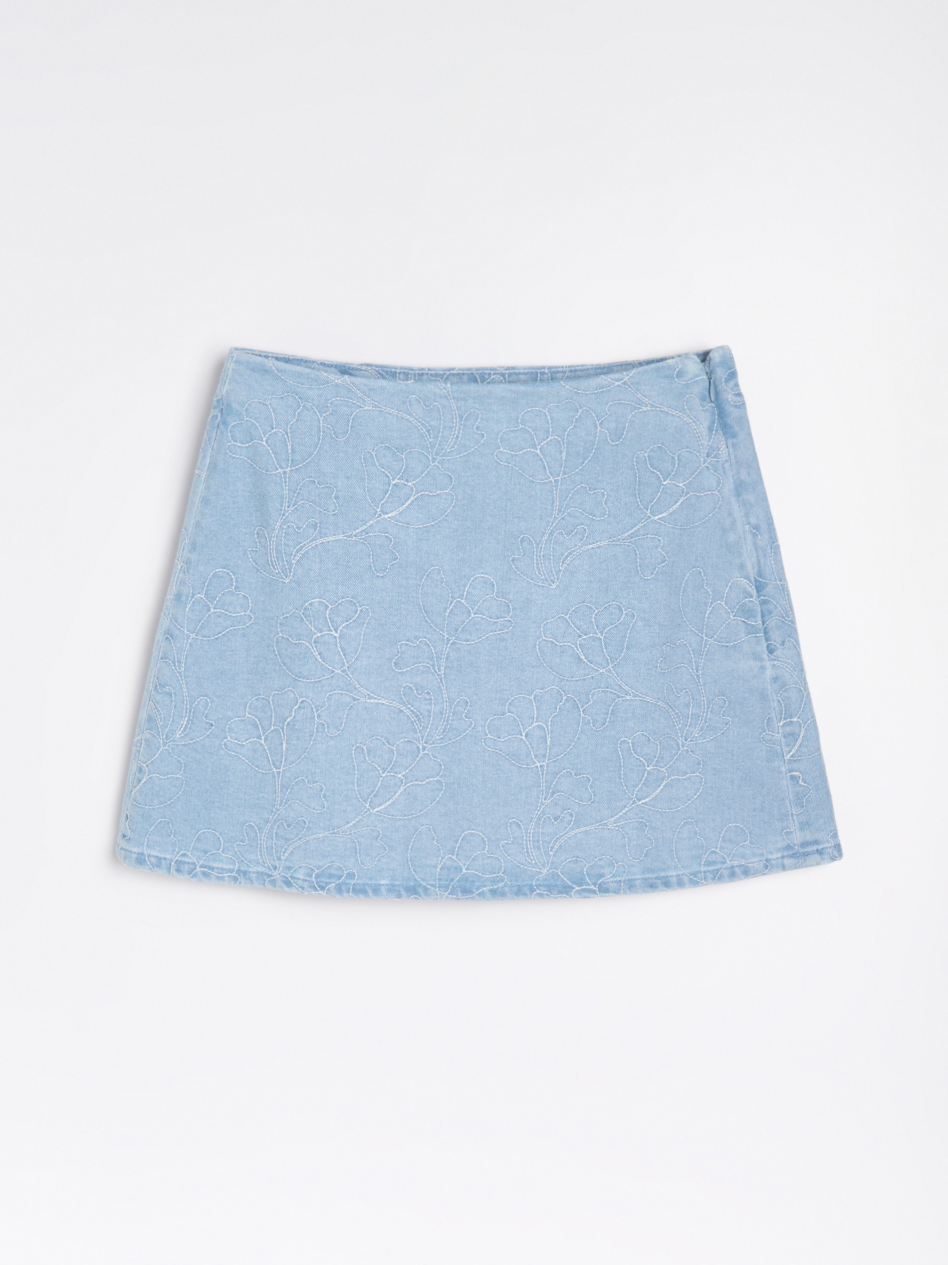 Sinsay - Jeansowa spódnica mini z haftowanymi kwiatami - niebieski