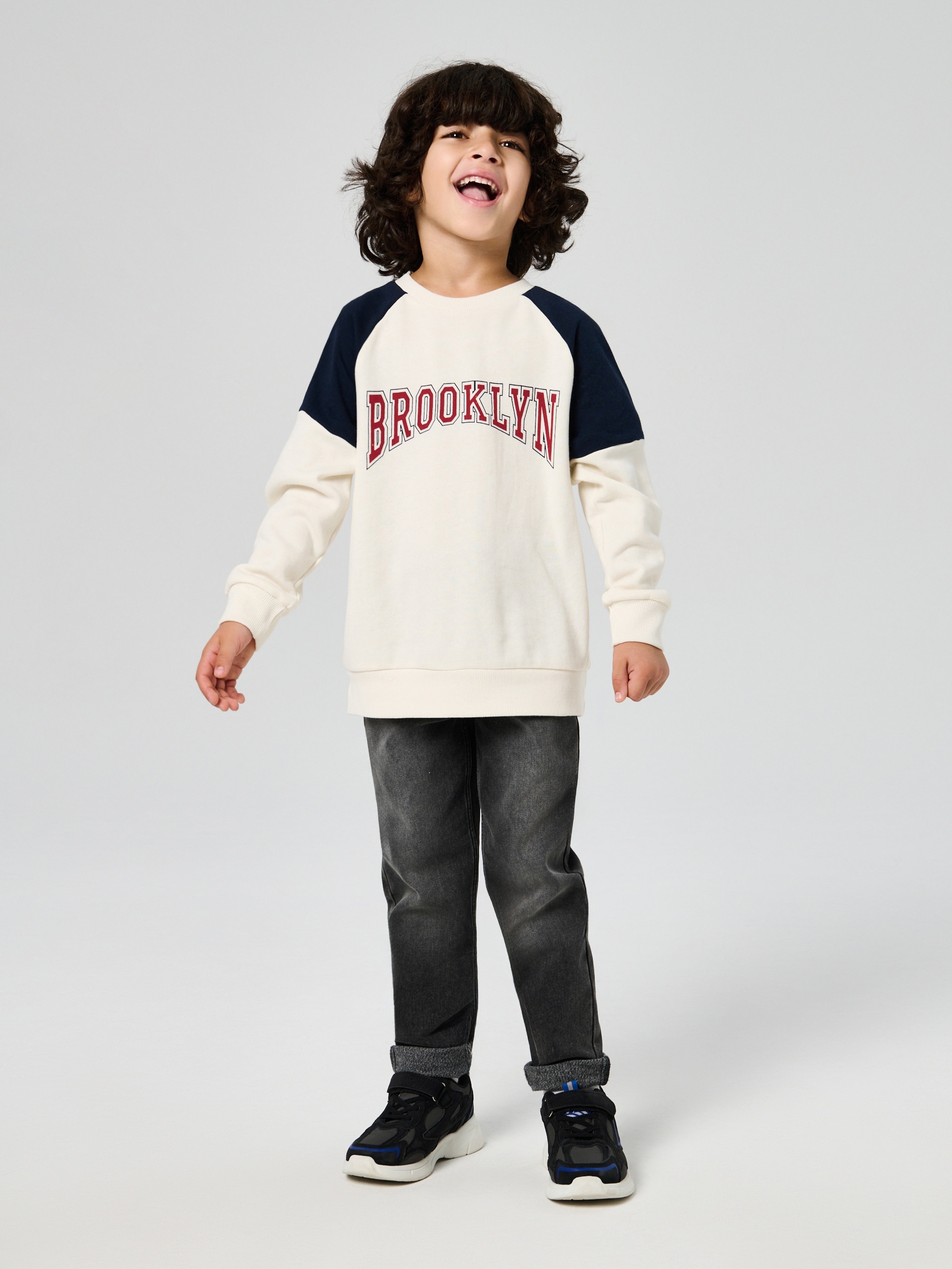 Sinsay - Bluza crewneck w stylu akademickim - kremowy