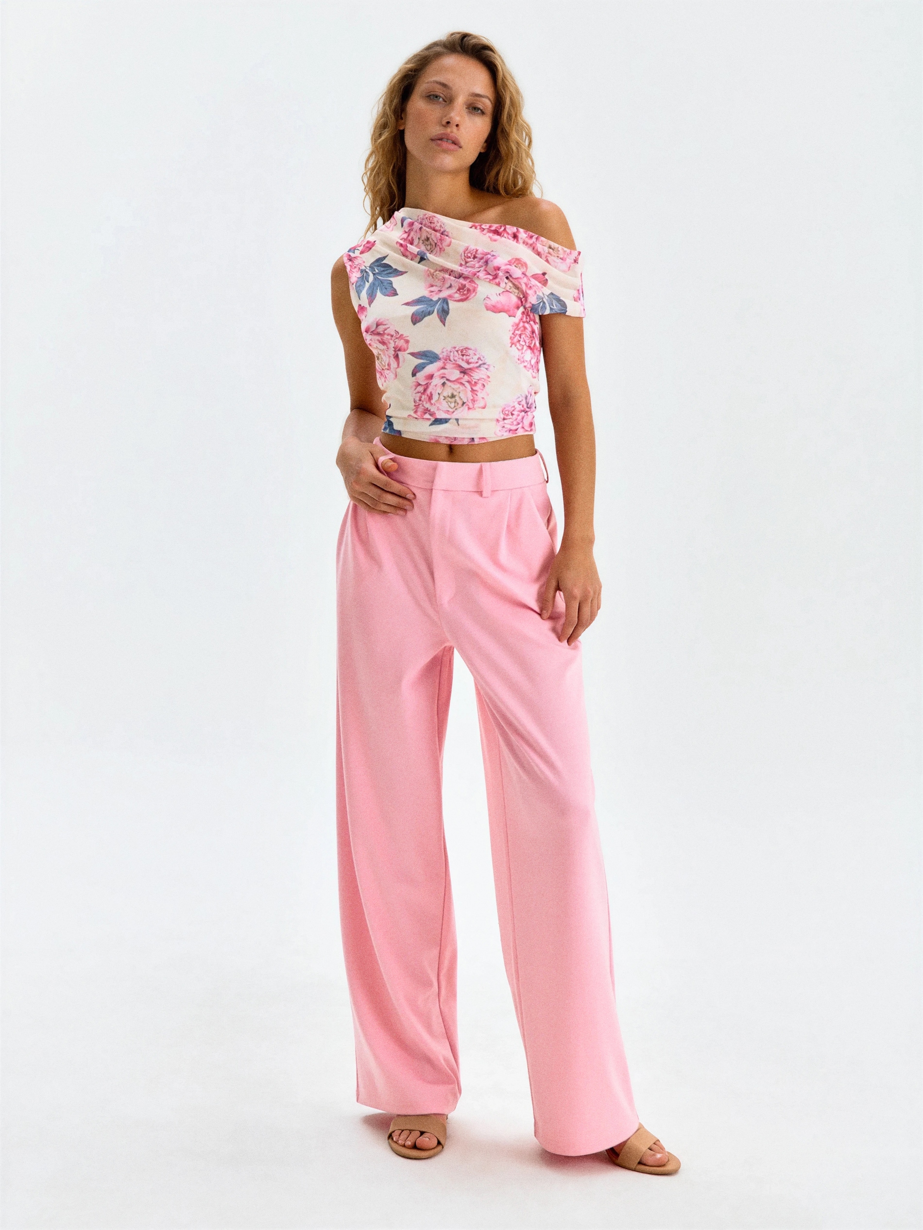 Sinsay - Eleganckie klasyczne spodnie z domieszką wiskozy - różowy