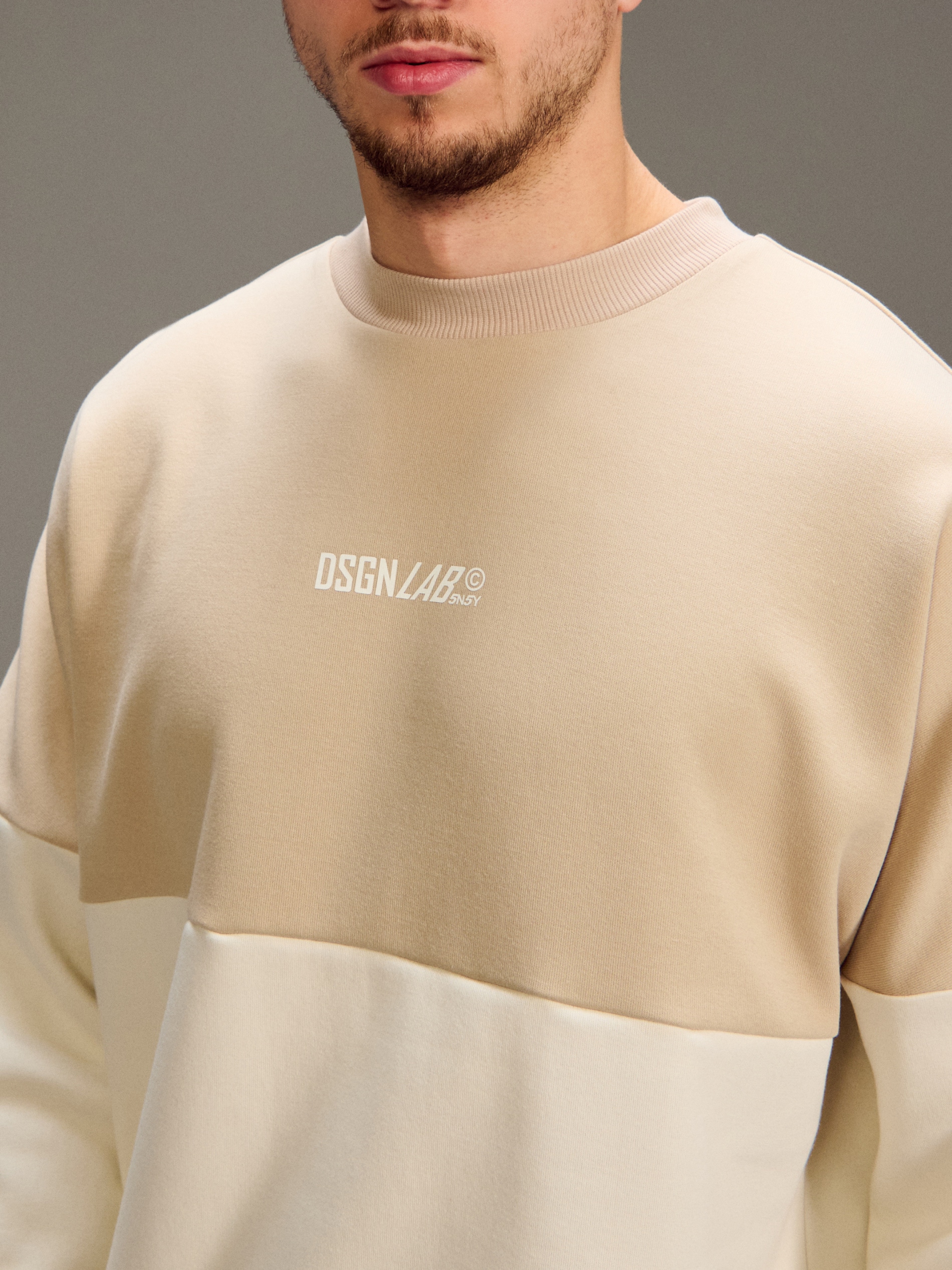 Sinsay - Bawełniana bluza crewneck z napisem - kremowy