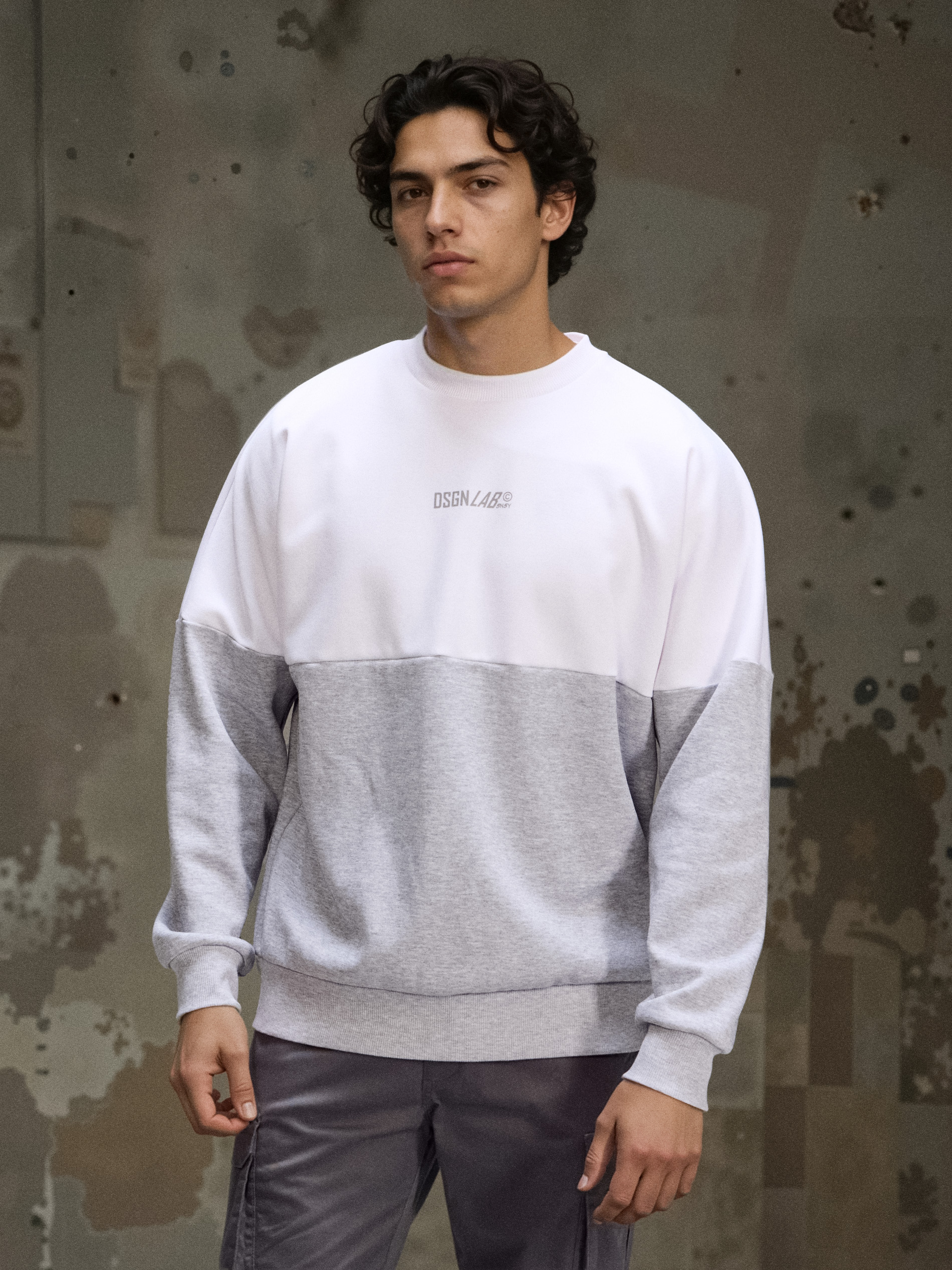 Sinsay - Bawełniana bluza crewneck z napisem - szary