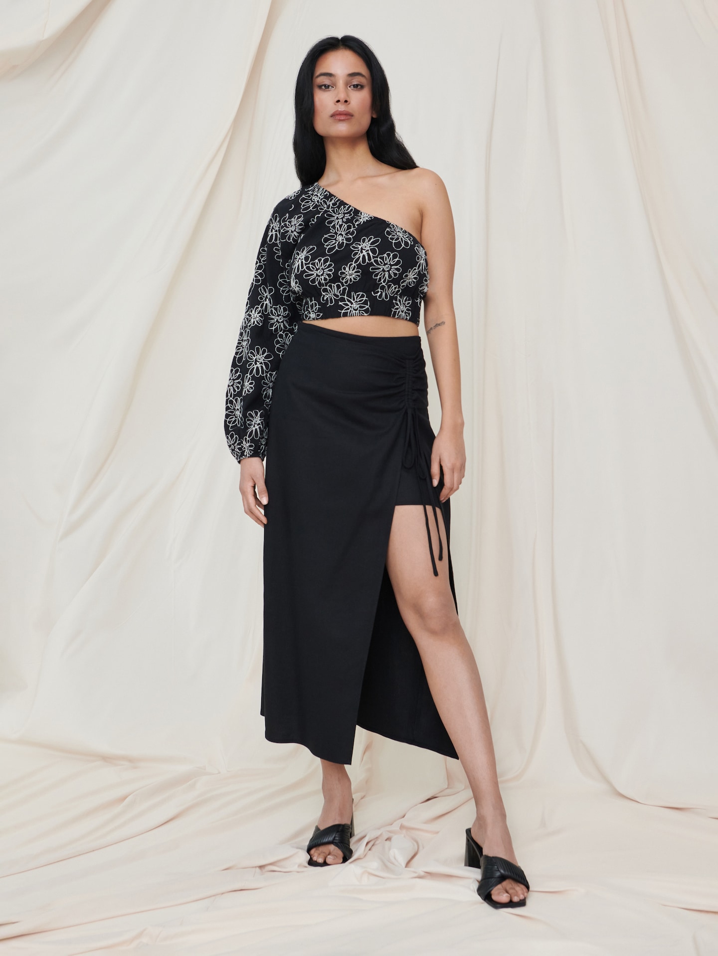 Sinsay - Crop top w kwiaty - czarny