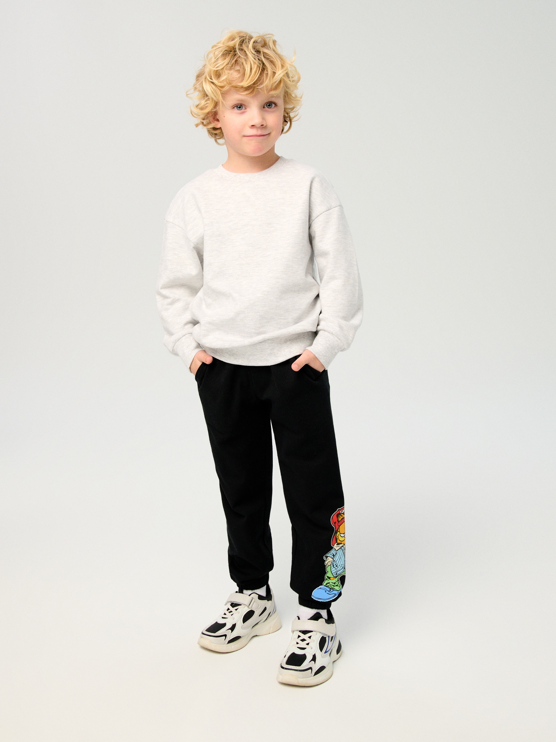 Sinsay - Spodnie dresowe jogger Garfield - czarny