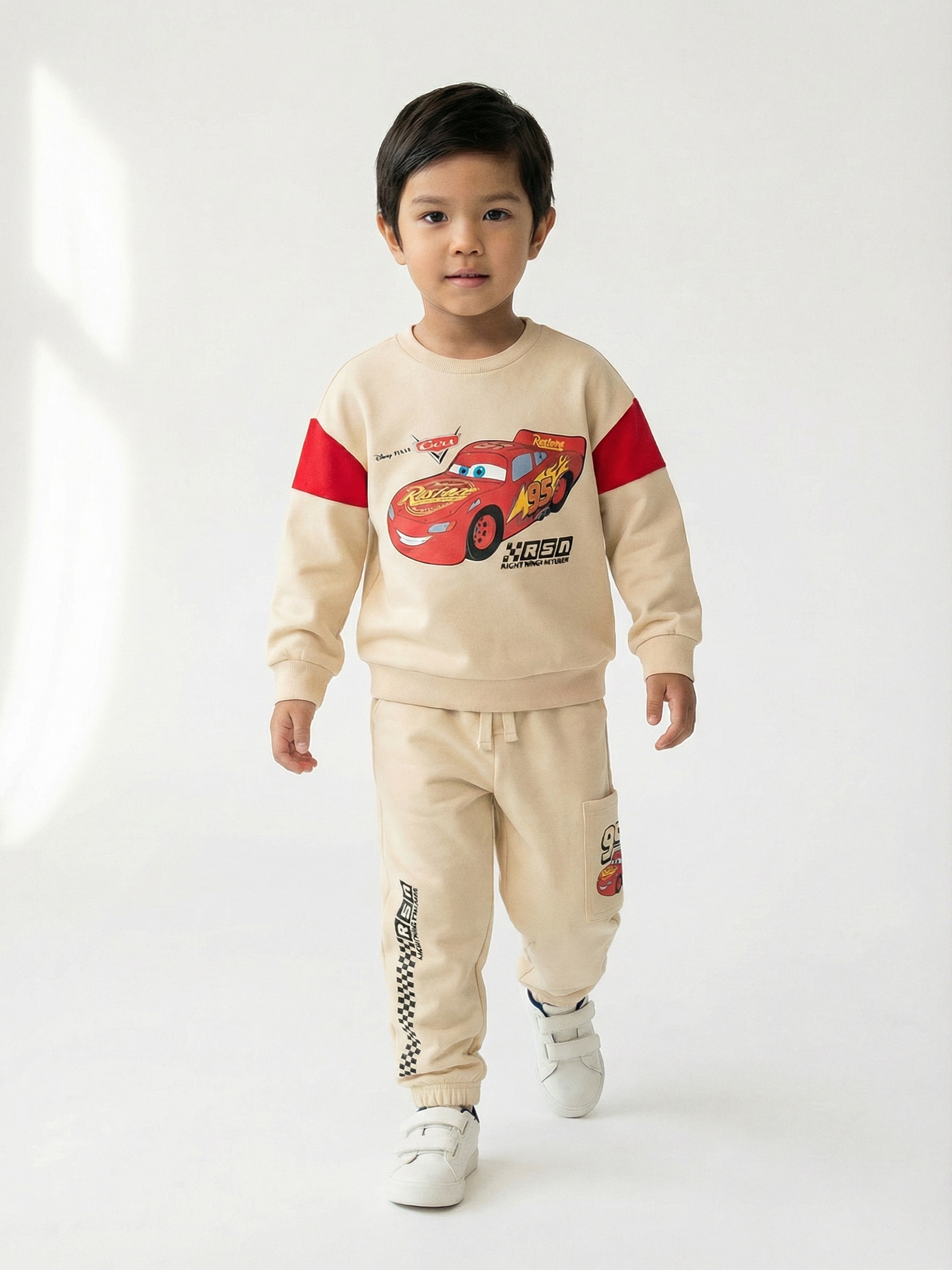 Sinsay - Spodnie dresowe jogger z nadrukiem Cars - kremowy