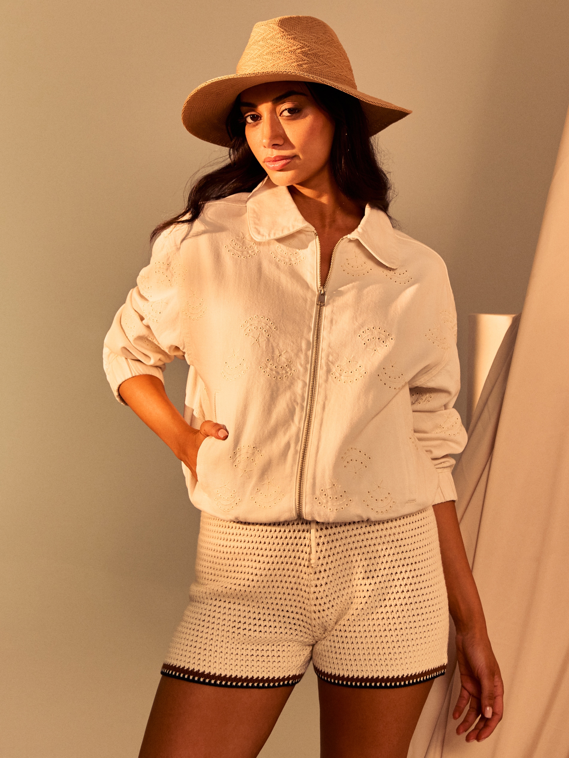 Sinsay - Swetrowe ażurowe szorty z wiązaniem - kremowy