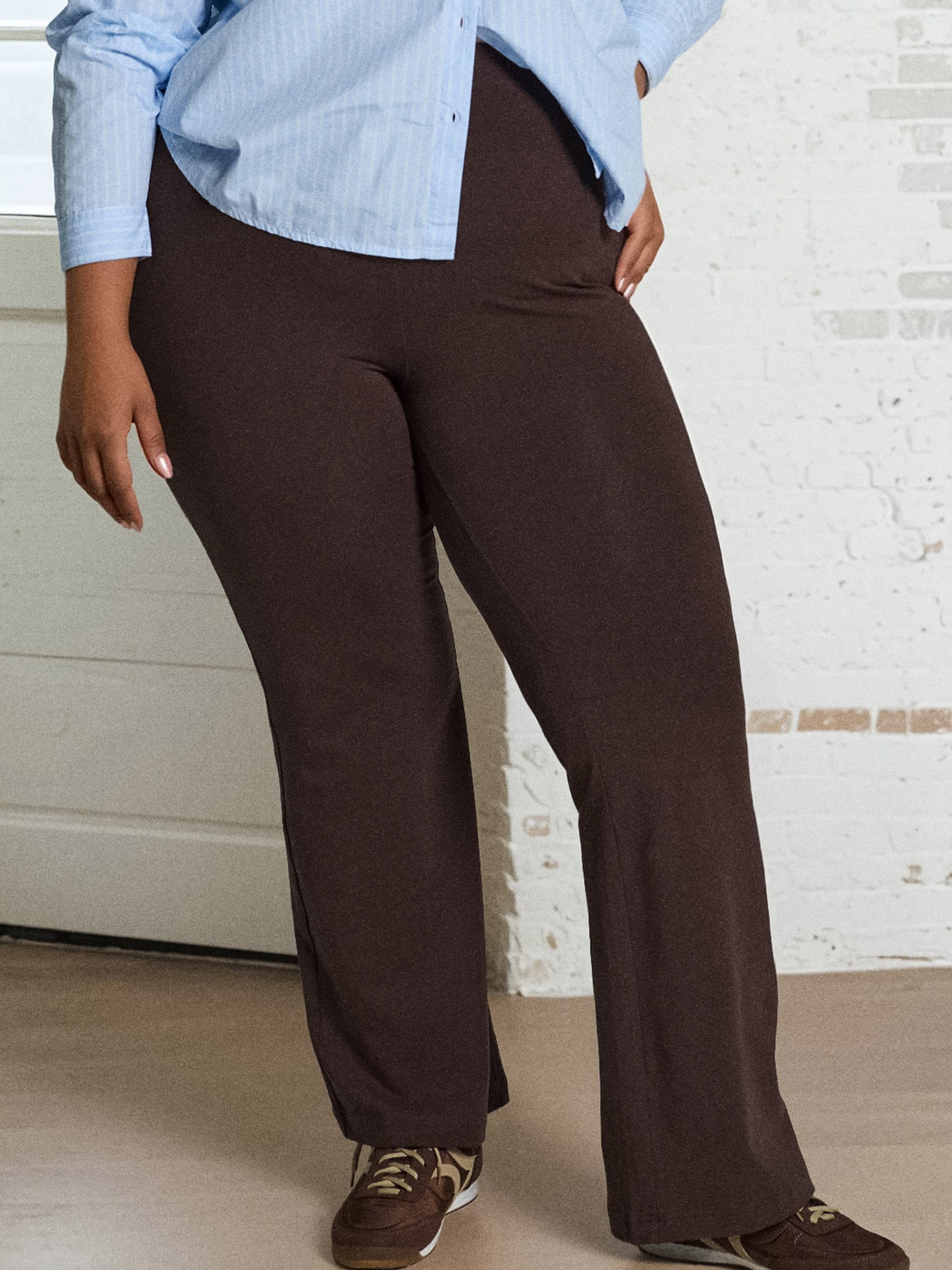 Sinsay - Spodnie dzwony Plus Size - brązowy