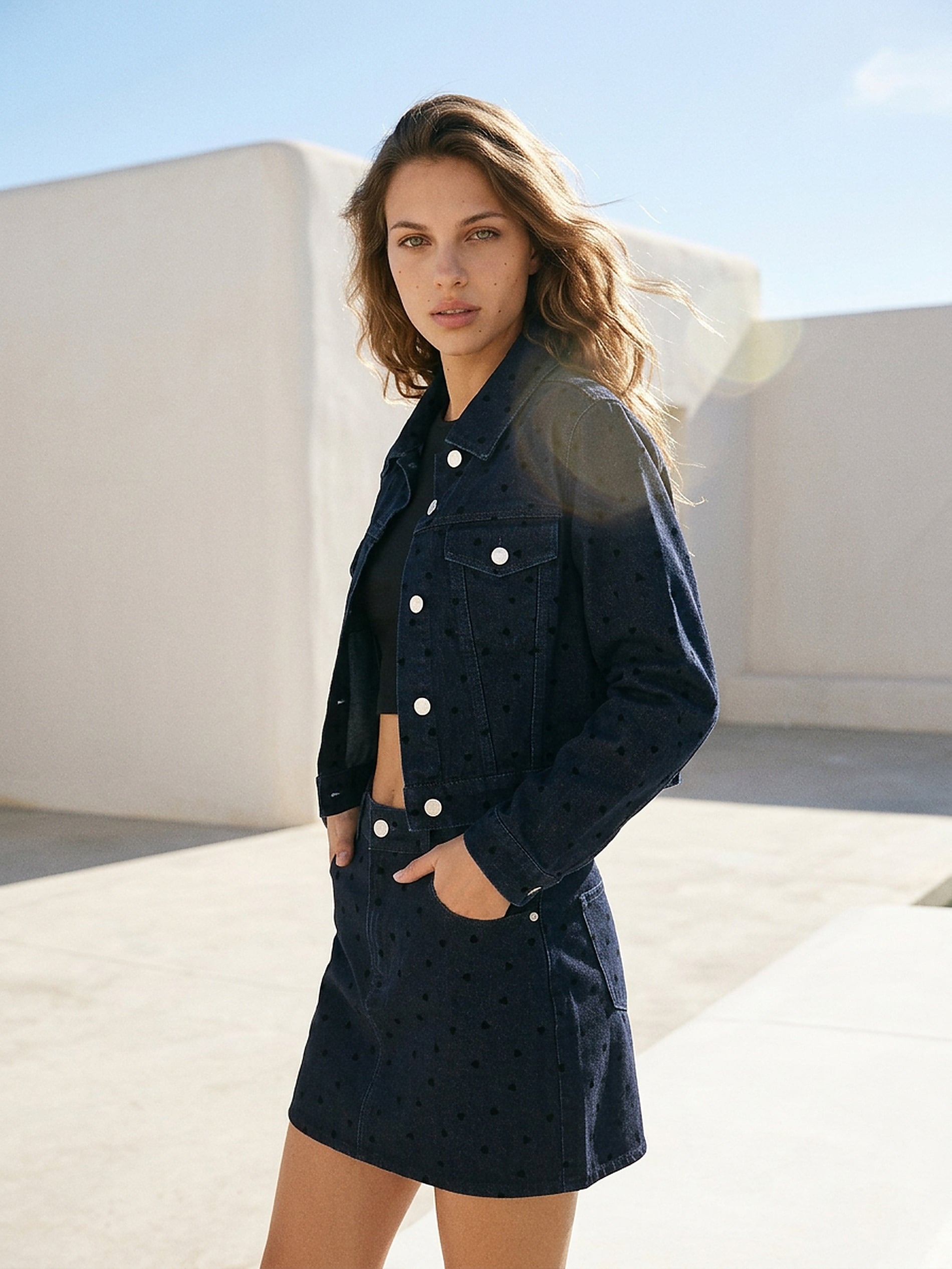 Sinsay - Jeansowa spódnica mini w serduszka - wielobarwny