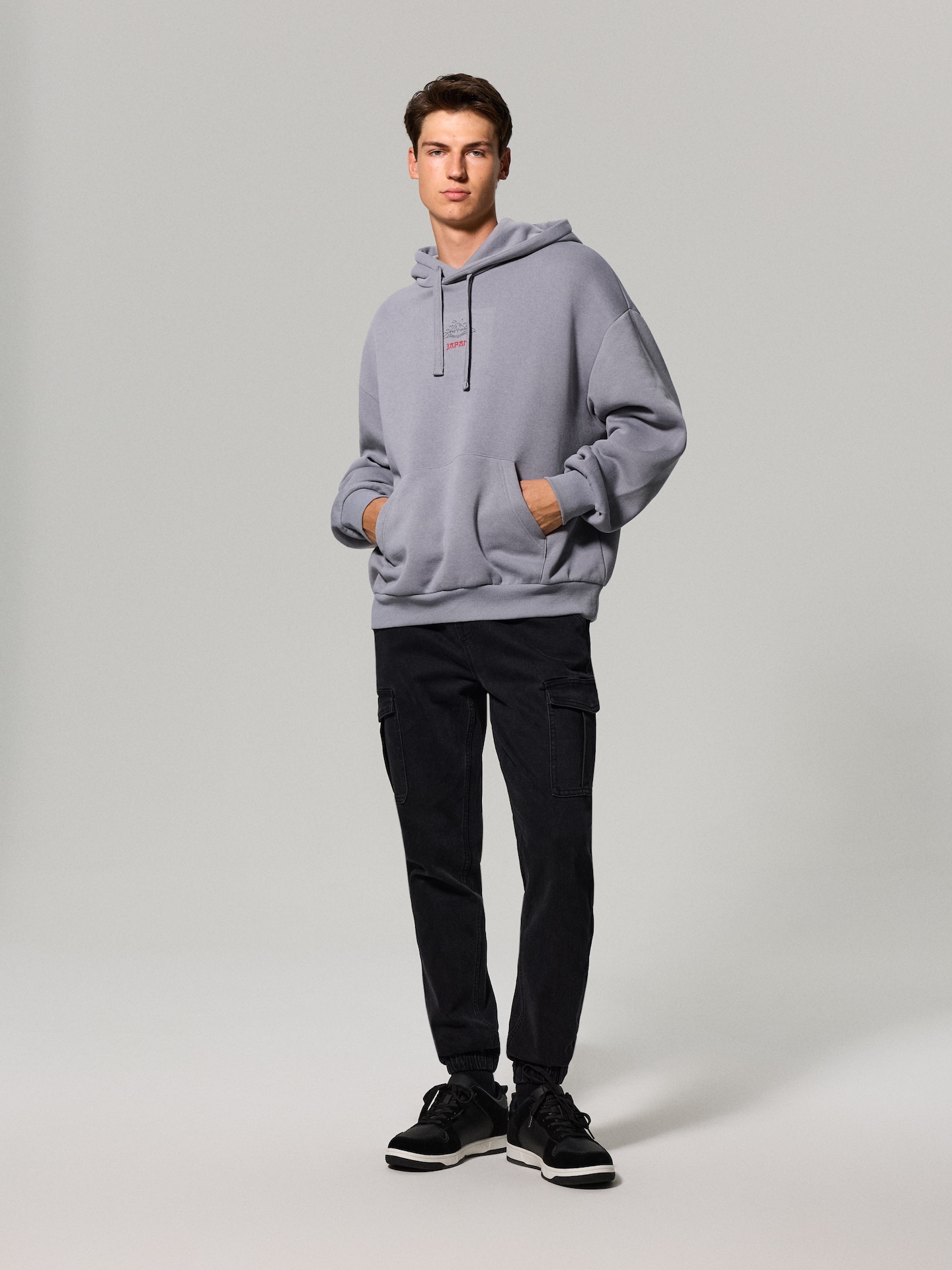 Sinsay - Jeansy jogger cargo z efektem sprania - czarny