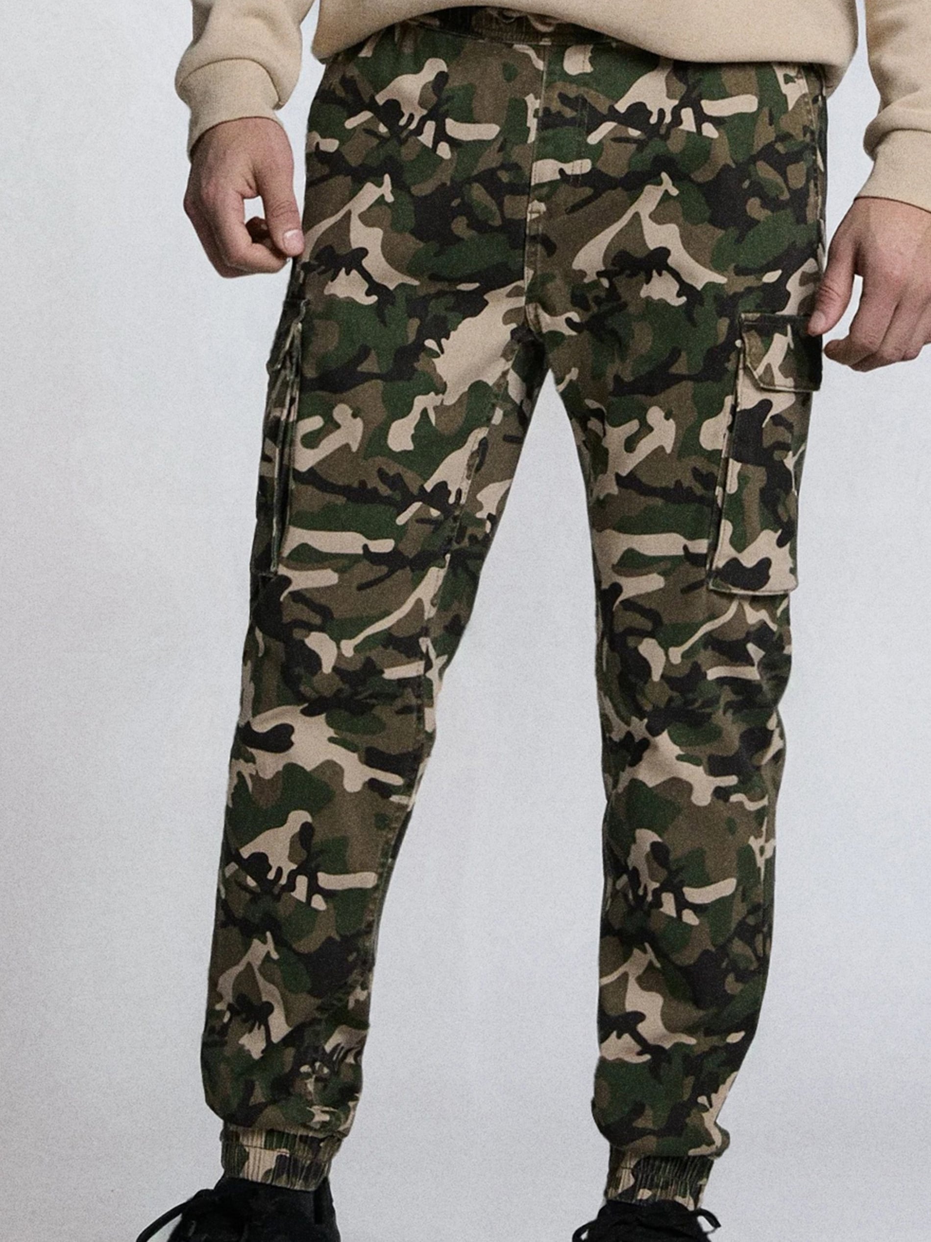 Sinsay - Spodnie jogger cargo ze wzorem moro - wielobarwny