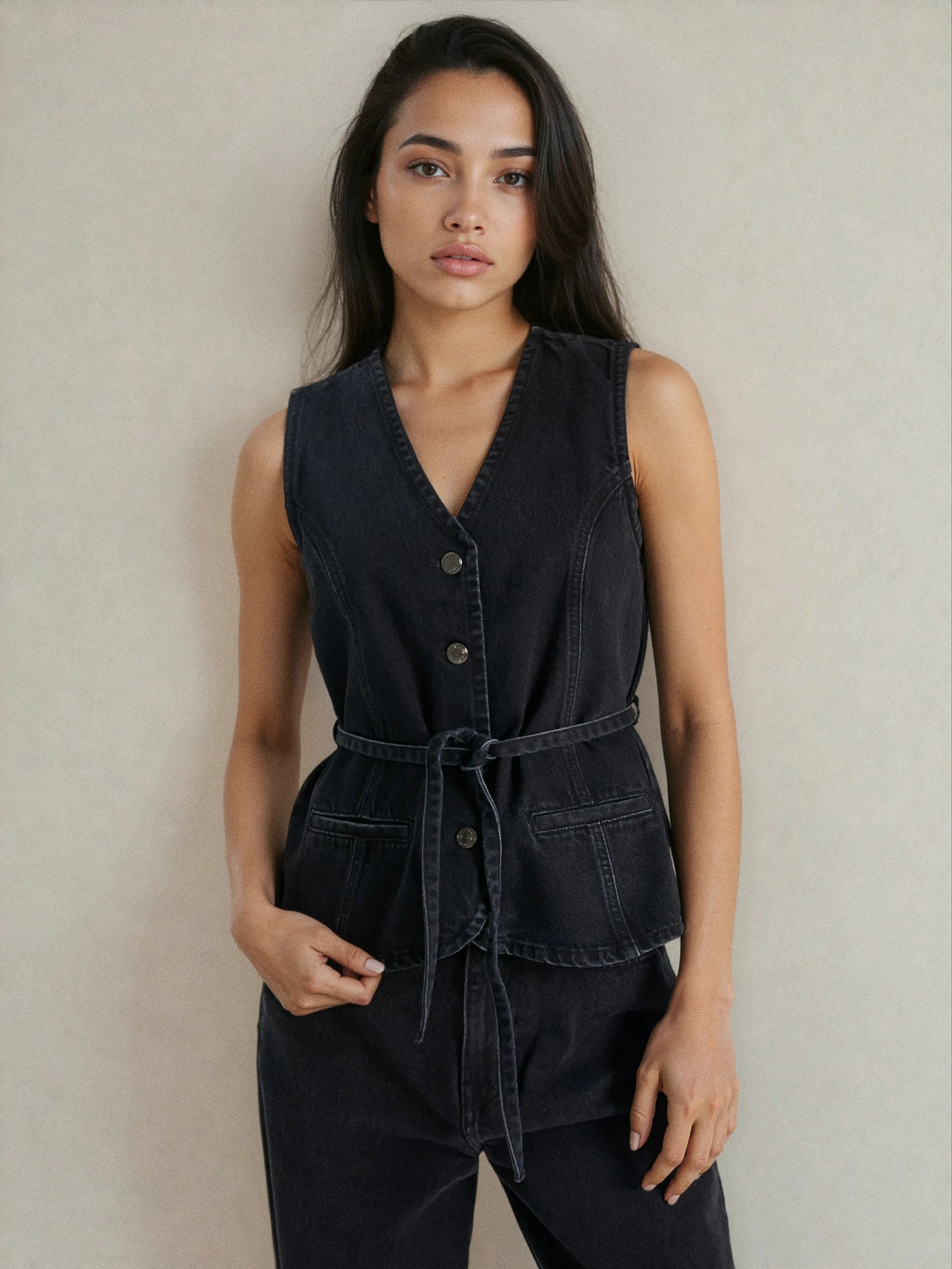 Sinsay - Jeansowa kamizelka z paskiem - czarny