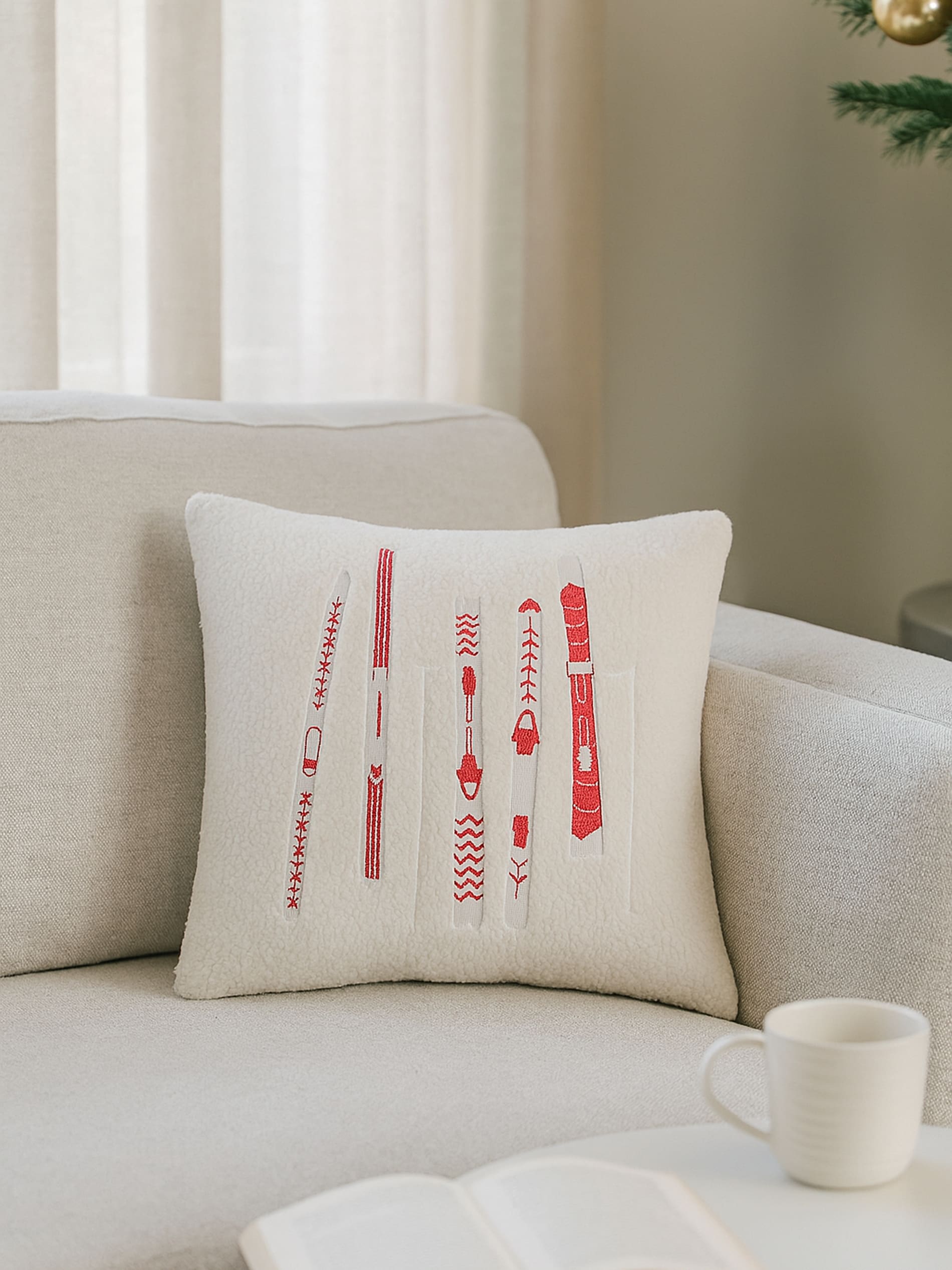 Sinsay - Διακοσμητικό μαξιλάρι με κέντημα σκι - κρεμ φωτογραφία