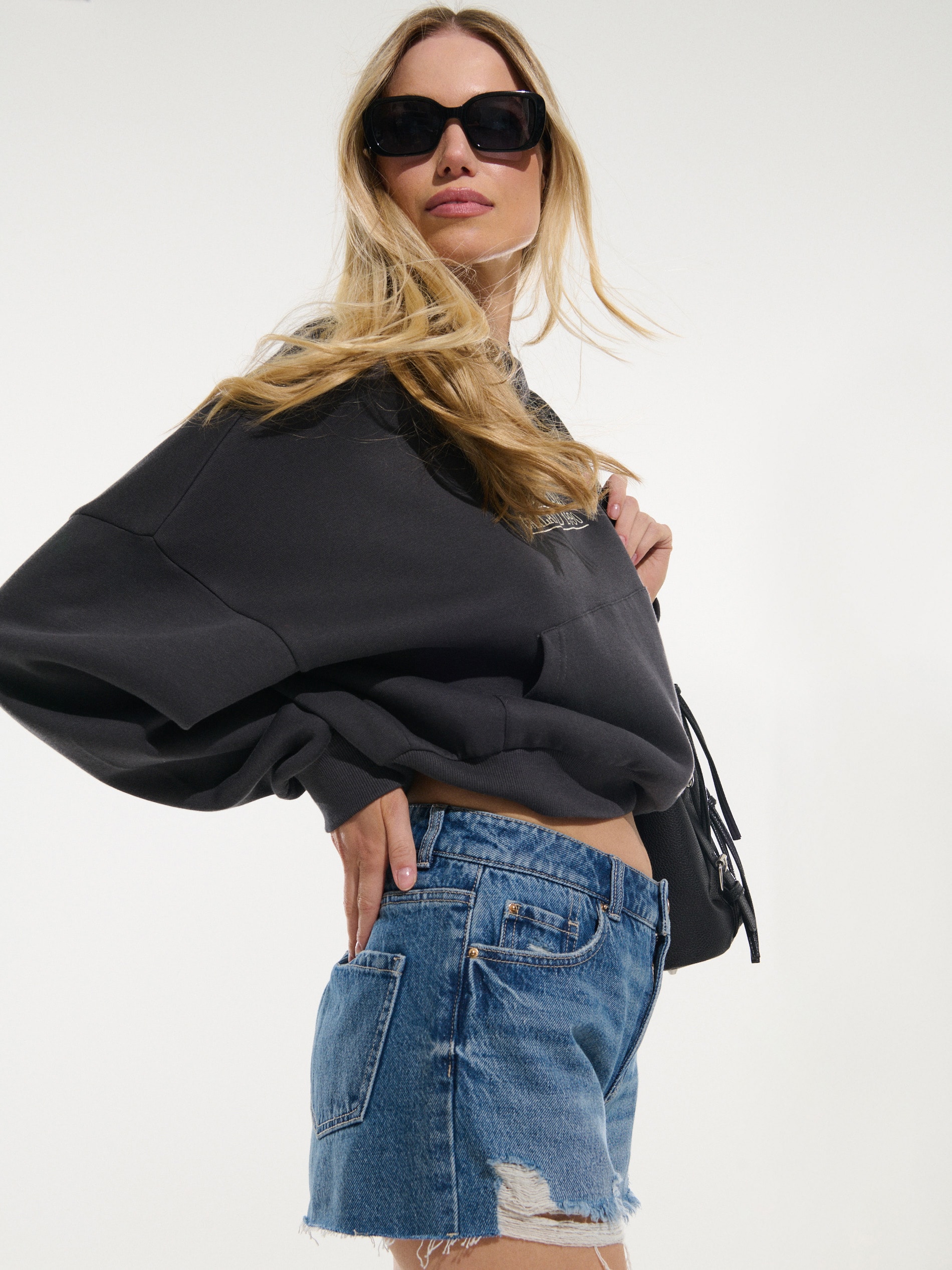 Sinsay - Szorty jeansowe high waist z przetarciami - niebieski