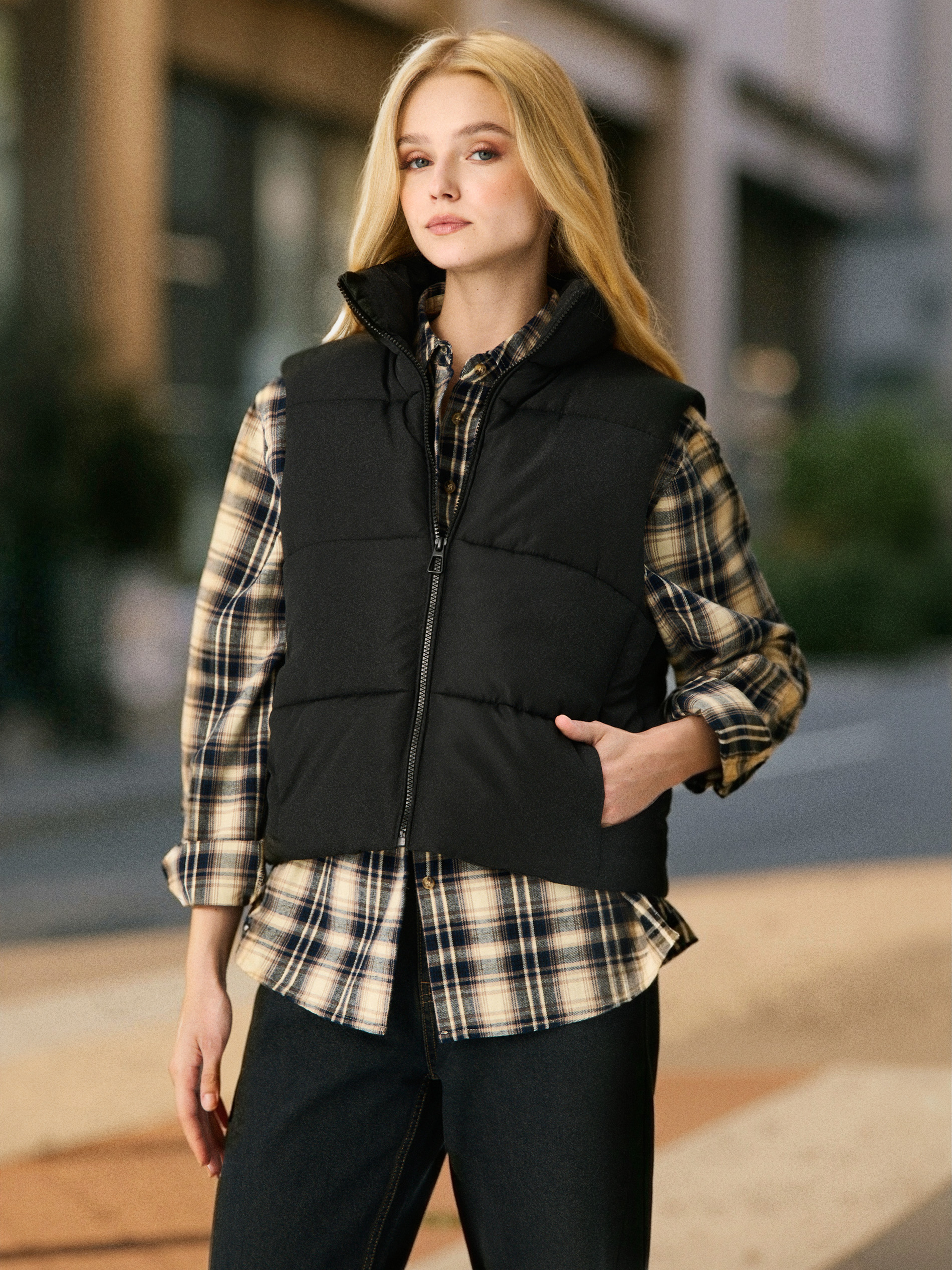 Sinsay - Krótka pikowana kamizelka ze stójką - czarny