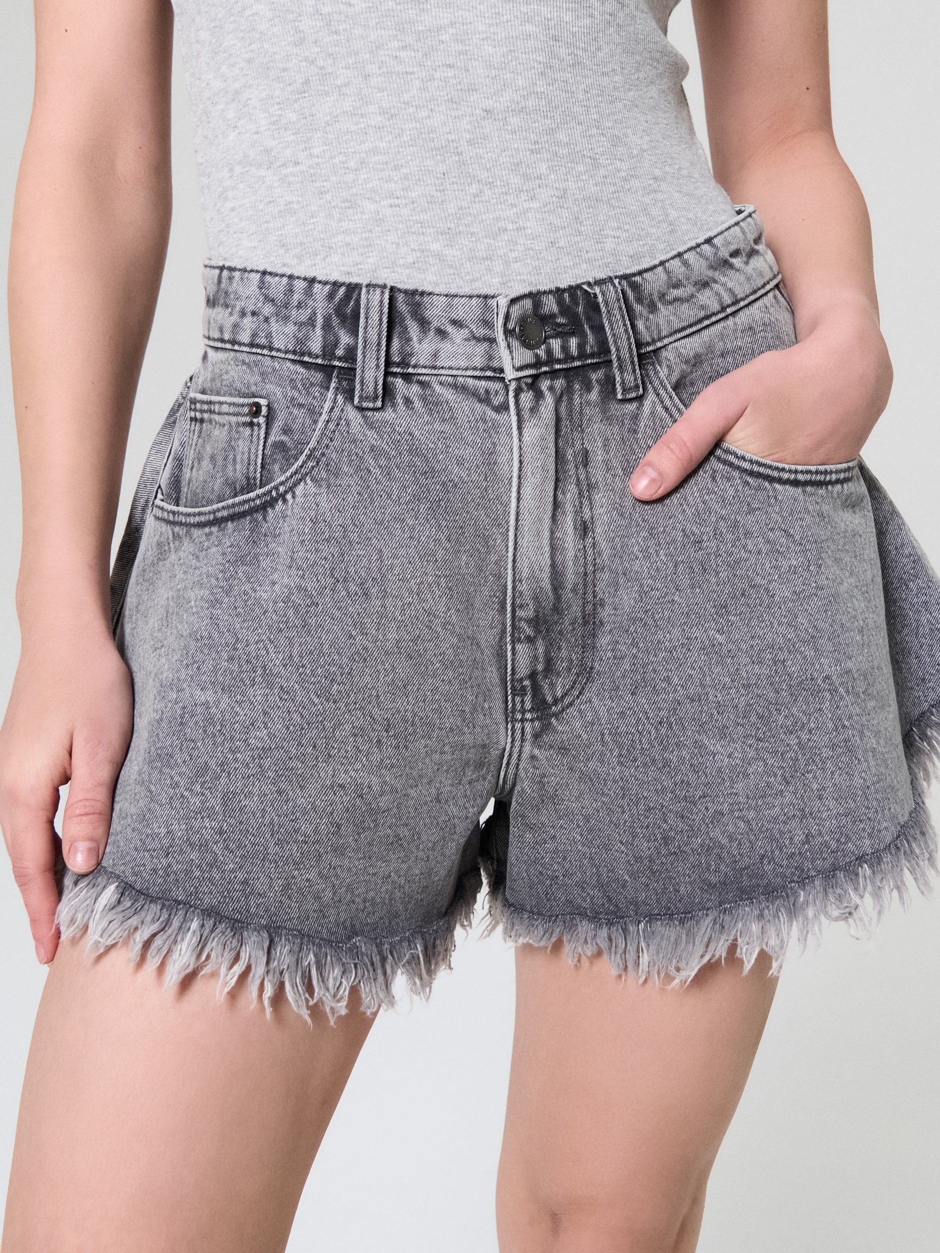Sinsay - Szorty jeansowe high waist postrzępioną nogawką - szary