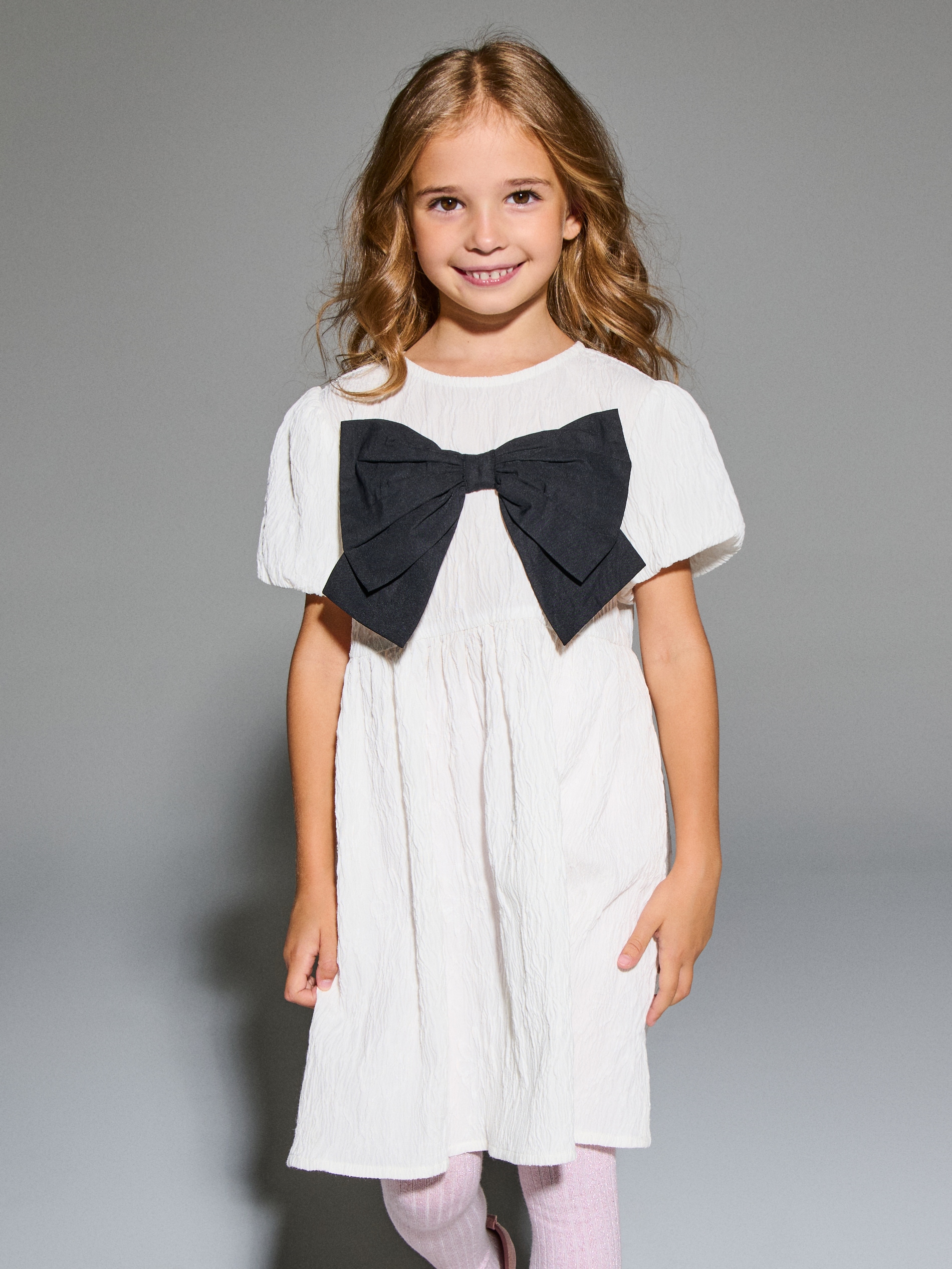 Sinsay - Sukienka babydoll z ozdobną kokardą - biały