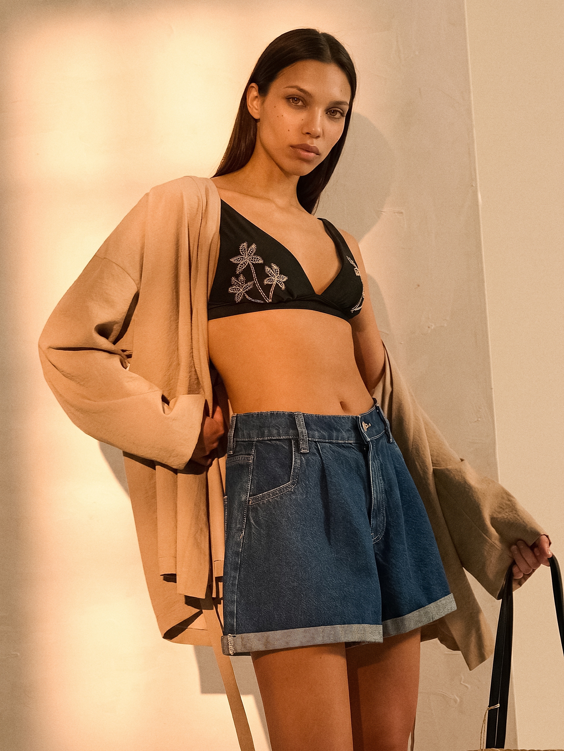 Sinsay - Szorty jeansowe mom high waist z zakładkami - niebieski