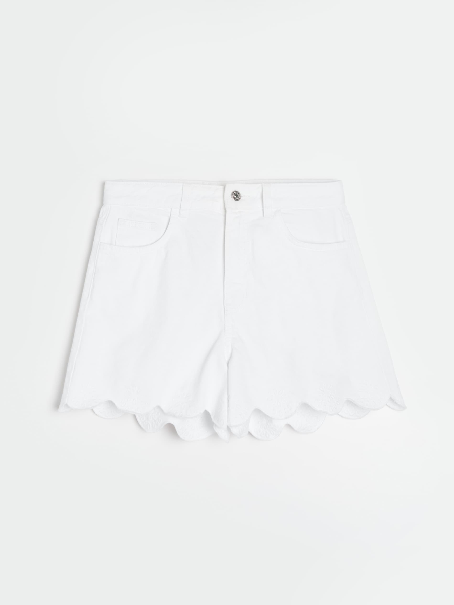 Sinsay - Szorty jeansowe z haftowanymi detalami na nogawce - biały