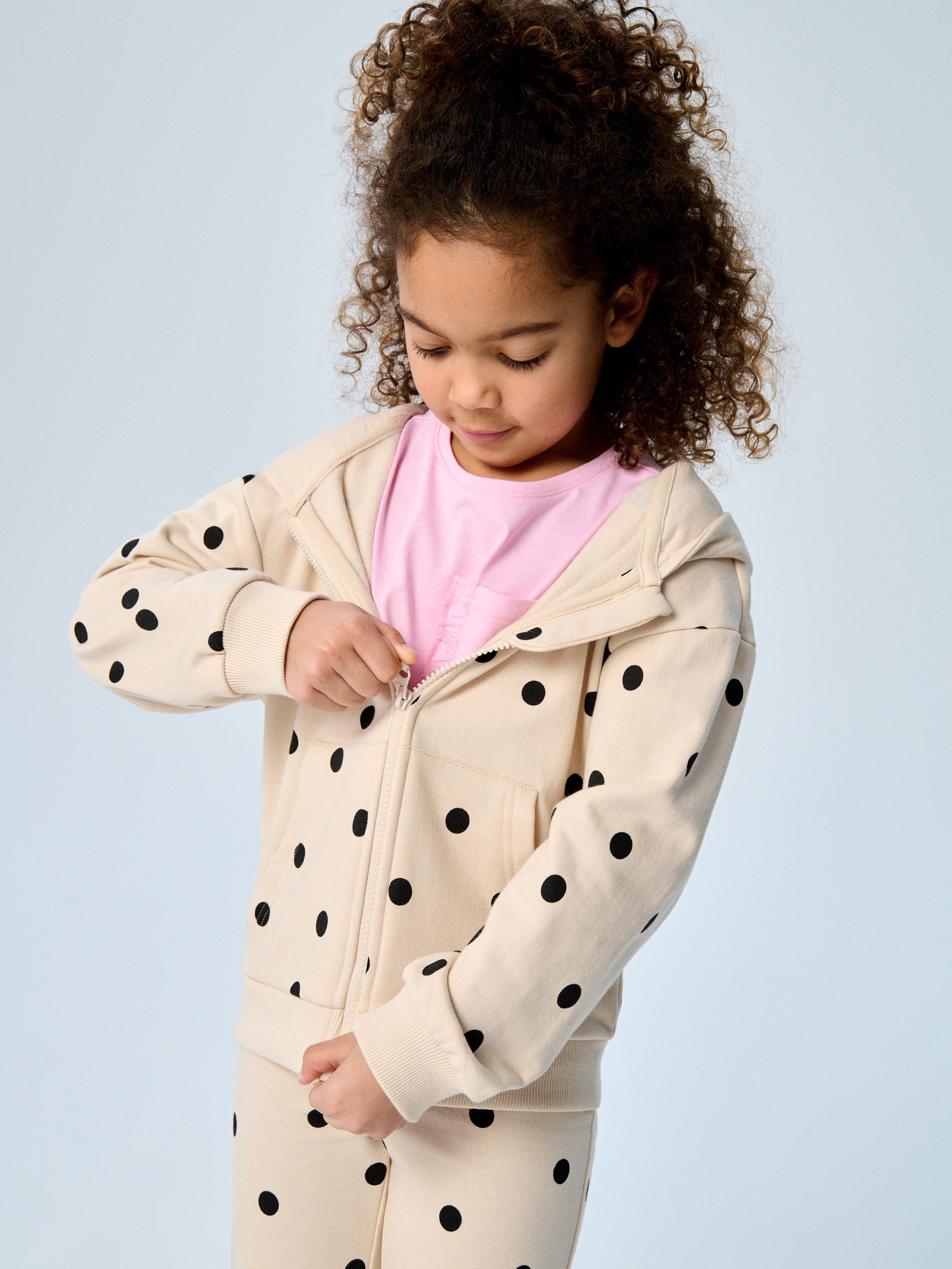 Sinsay - Rozpinana bluza w kropki z kapturem - kremowy