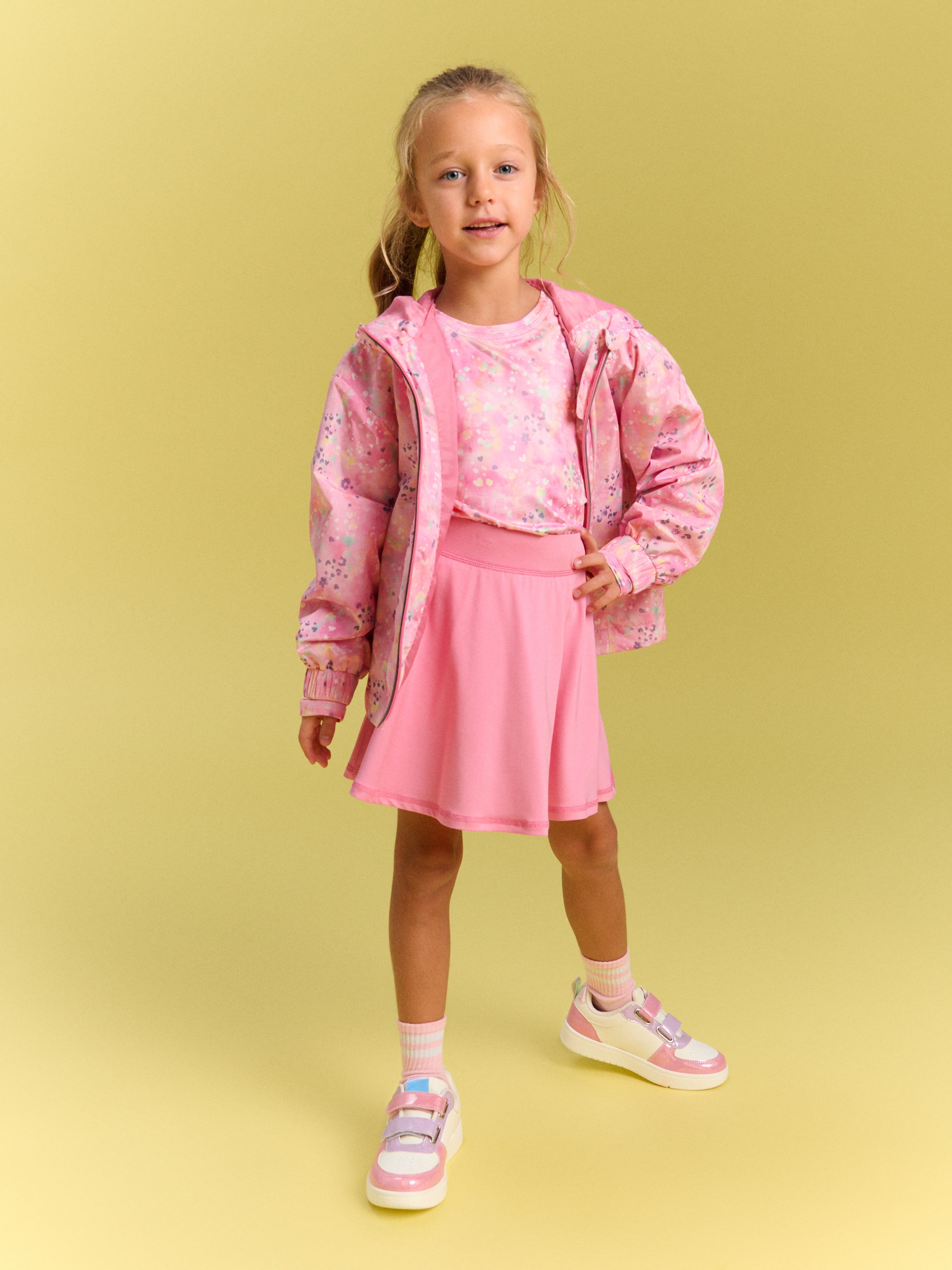 Sinsay - Wzorzytsa kurtka wiatrówka z kapturem i odblaskowym zamkiem - wielobarwny