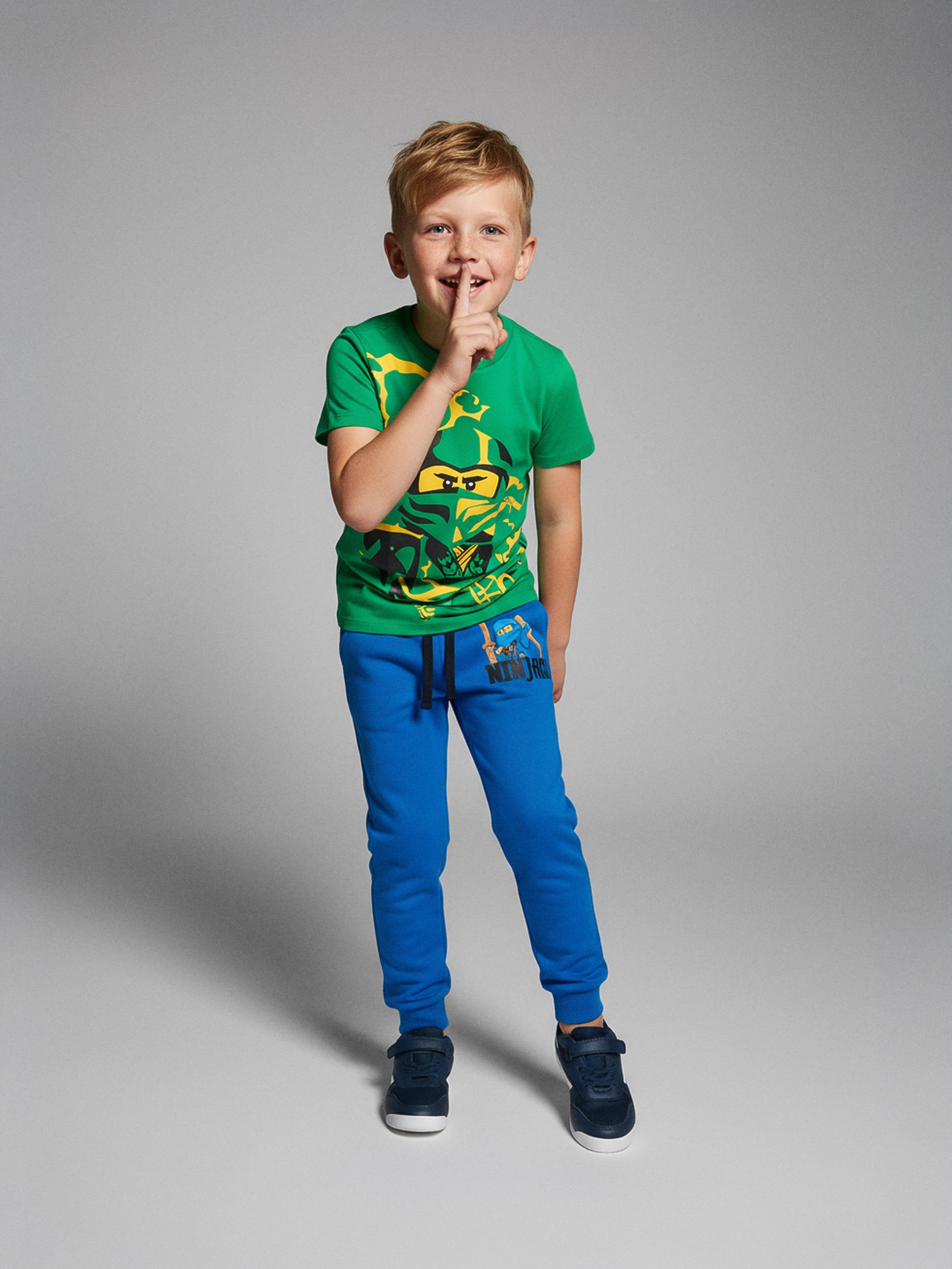 Sinsay - Spodnie jogger z nadrukiem Lego Ninjago - niebieski