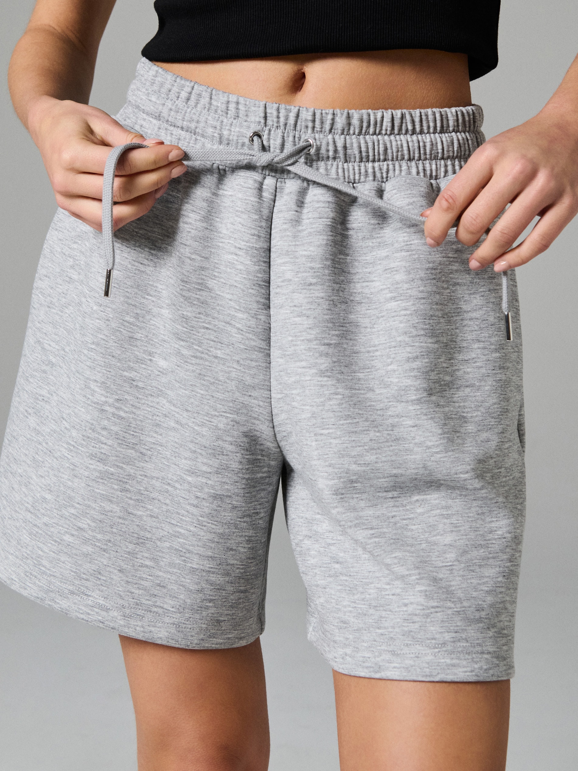 Sinsay - Szorty dresowe z kieszeniami soft touch - szary