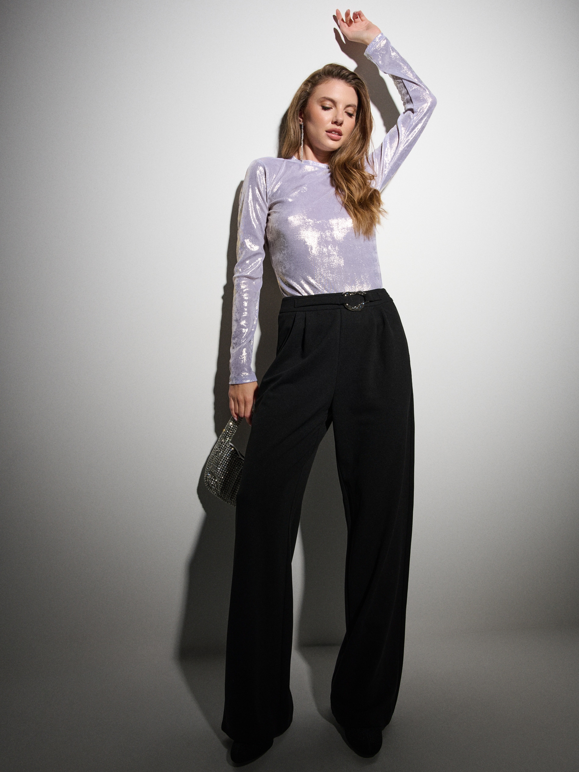 Sinsay - Spodnie wide leg z zakładkami i ozdobną klamrą - czarny