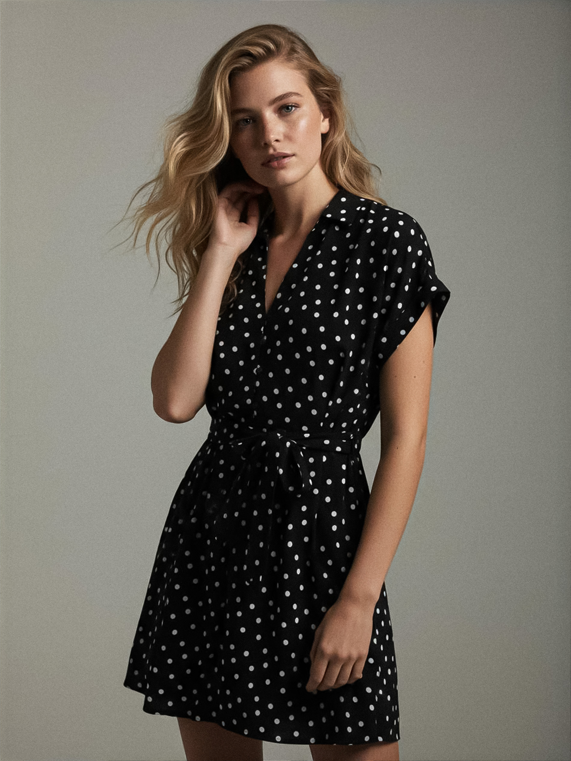 Sinsay - Wiskozowa sukienka mini w kropki - czarny